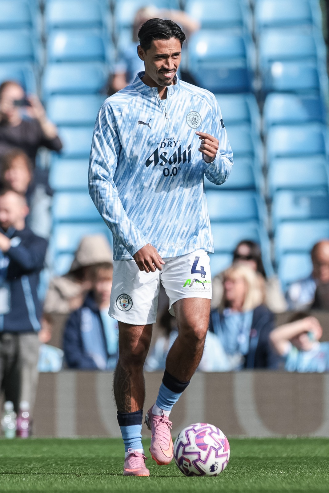 Tijjani Reijnders of Manchester City in the pregame warmup session during the Premier League match Manchester City vs Burnley at Etihad Stadium, Manchester, United Kingdom, 27th September 2025

(Photo by Mark Cosgrove/News Images)