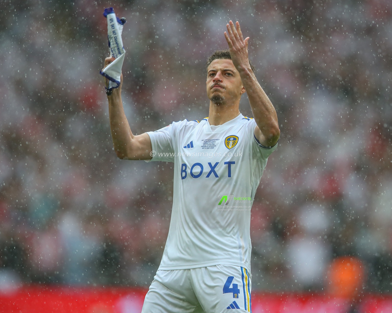 Ethan Ampadu of Leeds United applauds the Leeds fans before the game during the Sky Bet Championship Play-Off Final match Leeds United vs Southampton at Wembley Stadium, London, United Kingdom, 26th May 2024

(Photo by Gareth Evans/News Images)