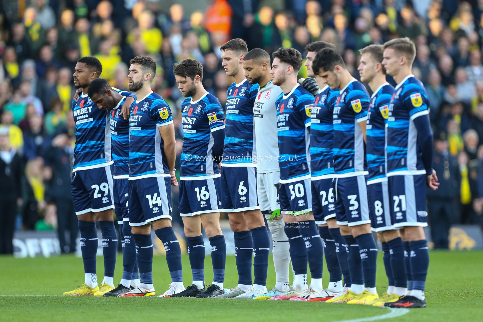 Middlesbrough players observe a silence for armistice day during the Sky Bet Championship match Norwich City vs Middlesbrough at Carrow Road, Norwich, United Kingdom, 12th November 2022

(Photo by Arron Gent/News Images)