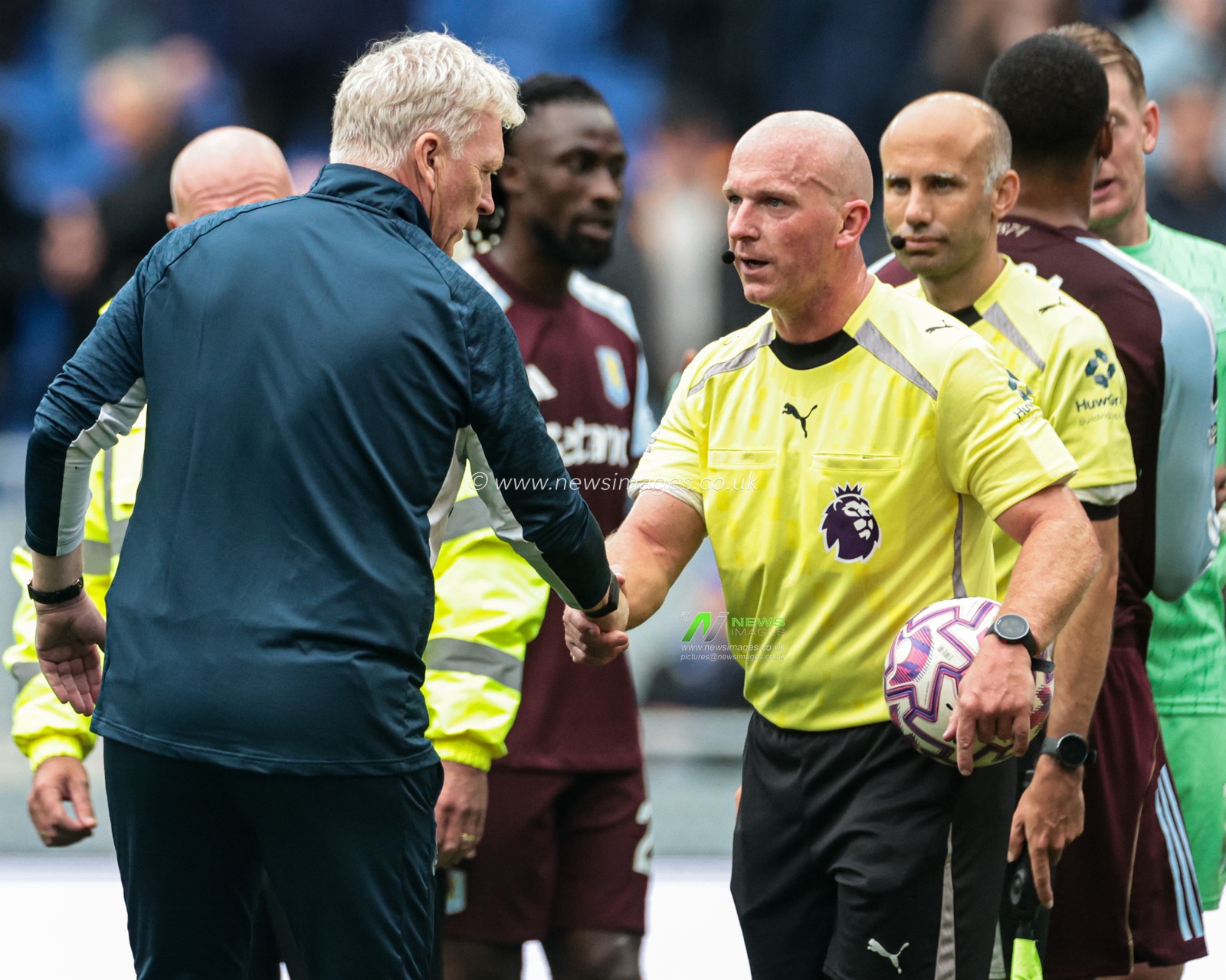 David Moyes manager of Everton shakes hands with Simon Hooper match referee after the Premier League match Everton vs Aston Villa at Hill Dickinson Stadium, Liverpool, United Kingdom, 13th September 2025

(Photo by Mark Cosgrove/News Images)