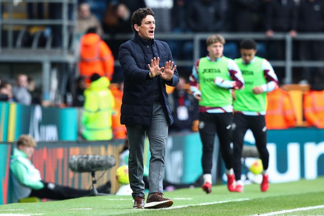 Keith Andrews manager of Brentford instructs team during the Premier League match Burnley vs Brentford at Turf Moor, Burnley, United Kingdom on 28 February 2026

(Photo by Jorge Horsted/News Images)