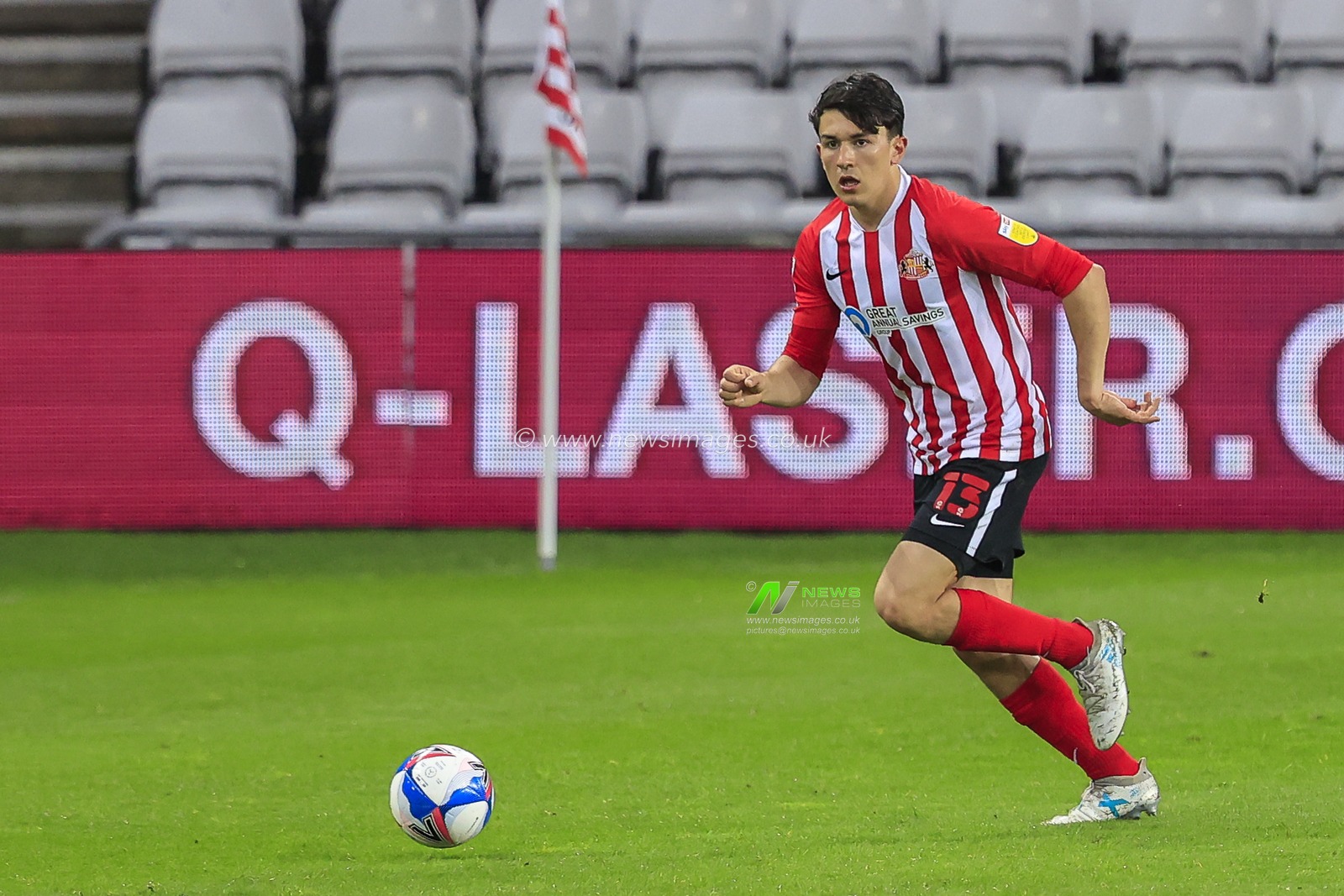 Luke O'Nien #13 of Sunderland in possession of the ball