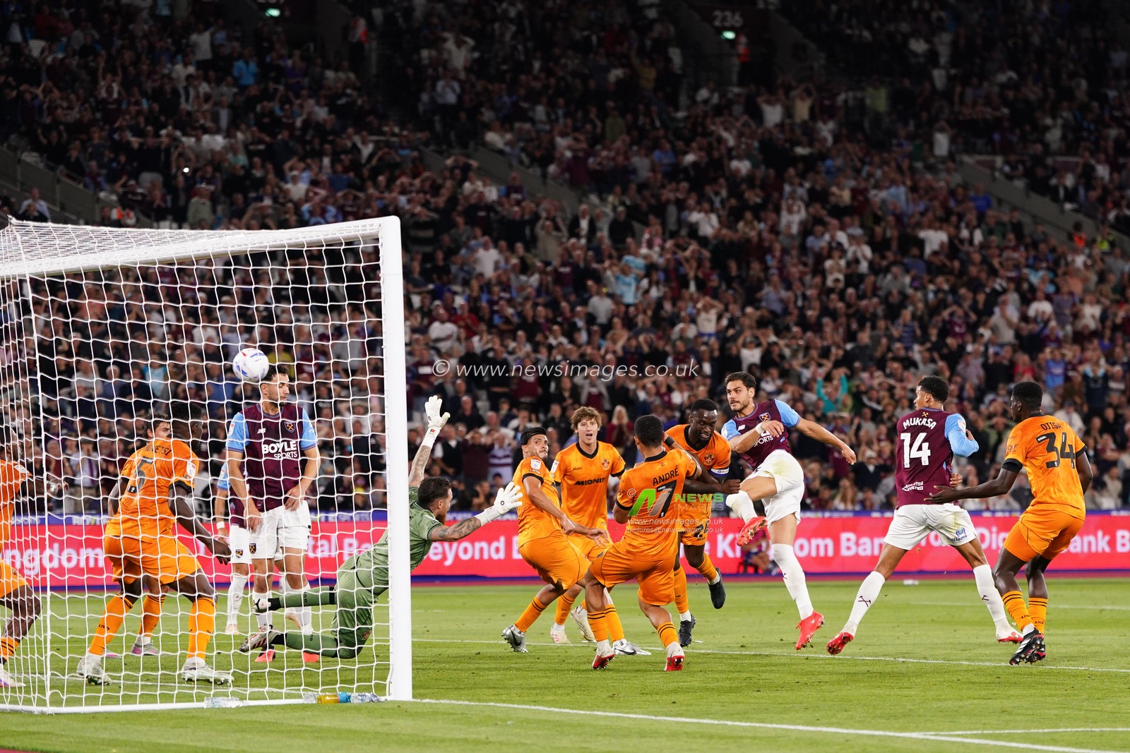 Konstantinos Mavropanos of West Ham United scores to make it 4-1 during the Sky Bet Championship match West Ham United vs Wolverhampton Wanderers at London Stadium, London, United Kingdom on 01 September 2026

(Photo by Harvey Murphy/News Images)