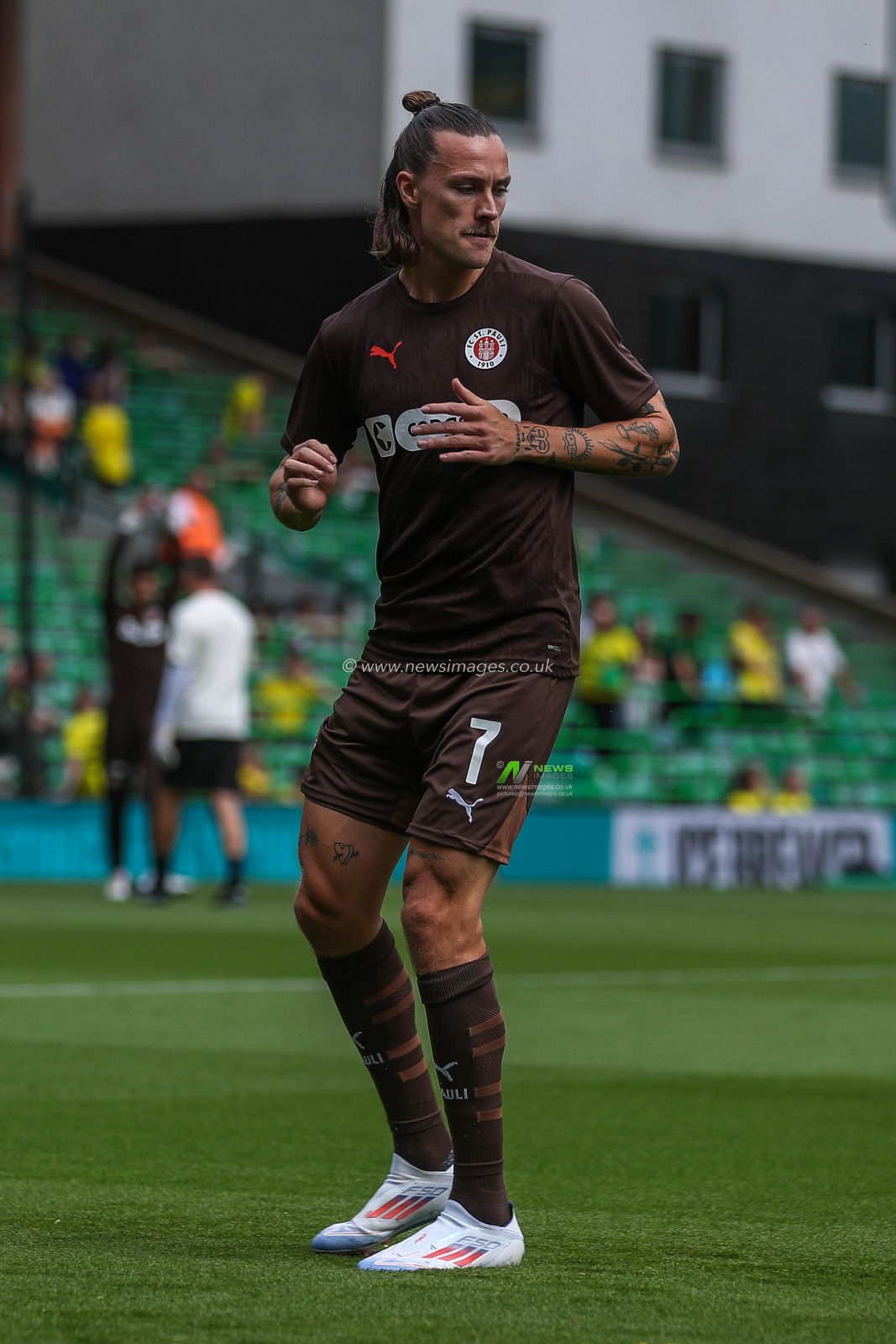 Jackson Irvine of St Pauli warms up prior to the Pre-season friendly match Norwich City vs St. Pauli at Carrow Road, Norwich, United Kingdom, 3rd August 2024

(Photo by Izzy Poles/News Images)