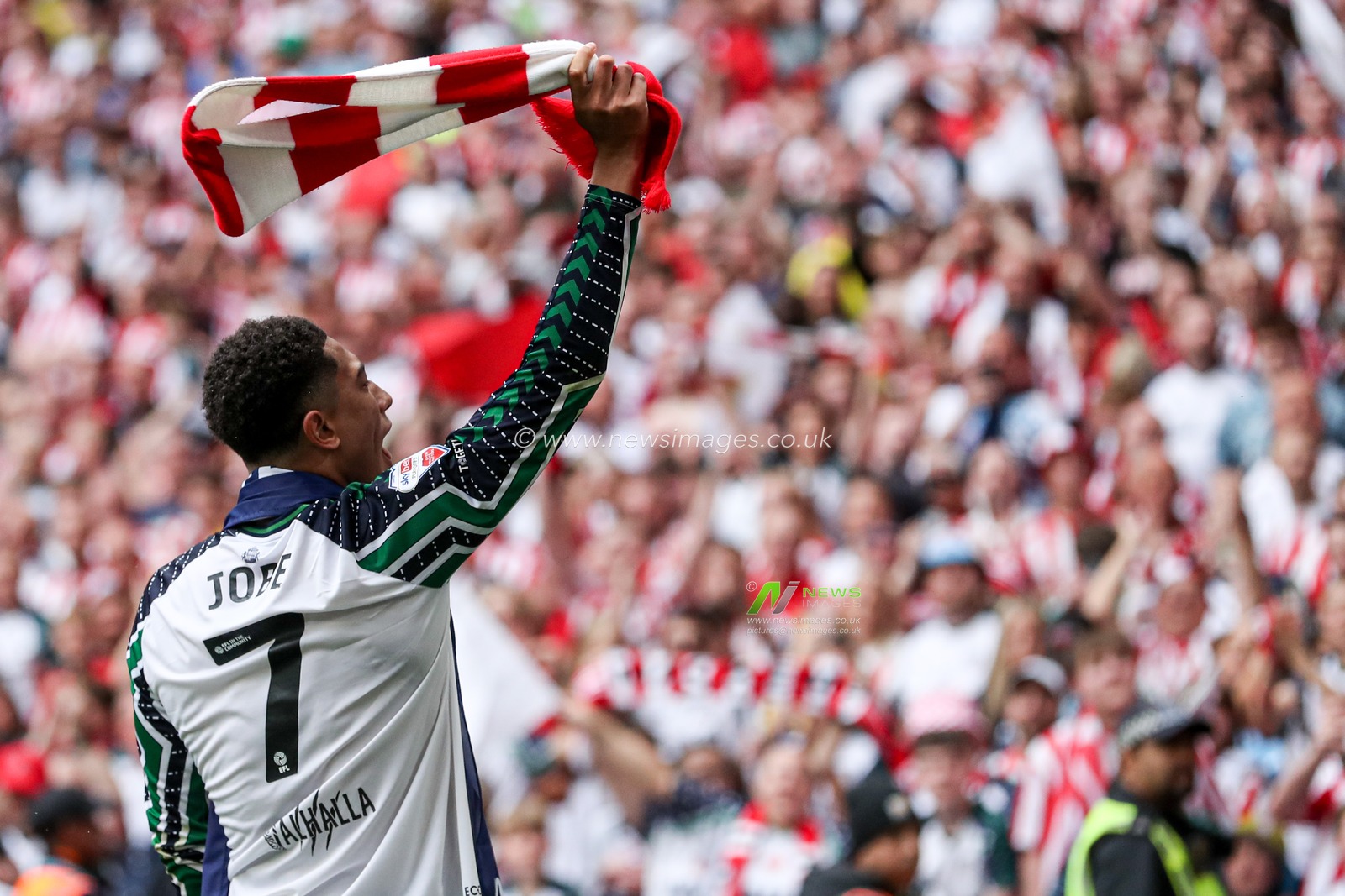 Jobe Bellingham of Sunderland celebrates getting promoted back to the Premier League after the Sky Bet Championship Playoff Final match Sheffield United vs Sunderland at Wembley Stadium, London, United Kingdom, 24th May 2025

(Photo by Izzy Poles/News Images)