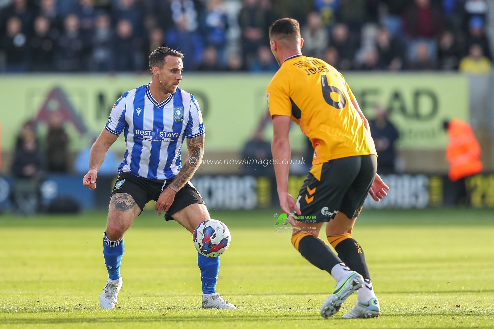 Lee Gregory #9 of Sheffield Wednesday in action during the Sky Bet League 1 match Cambridge United vs Sheffield Wednesday at Abbey Stadium, Cambridge, United Kingdom, 15th October 2022

(Photo by Gareth Evans/News Images)