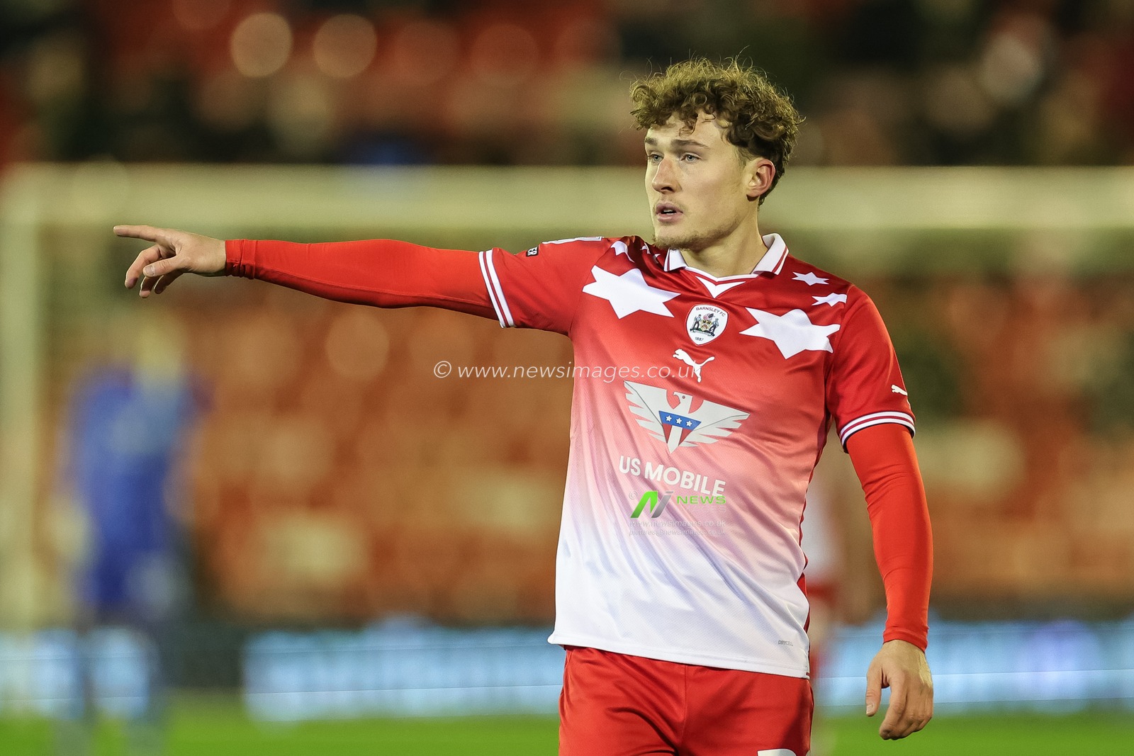 Callum Styles #20 of Barnsley gives his team instructions  during the Sky Bet League 1 match Barnsley vs Wycombe Wanderers at Oakwell, Barnsley, United Kingdom, 28th November 2023

(Photo by Mark Cosgrove/News Images)