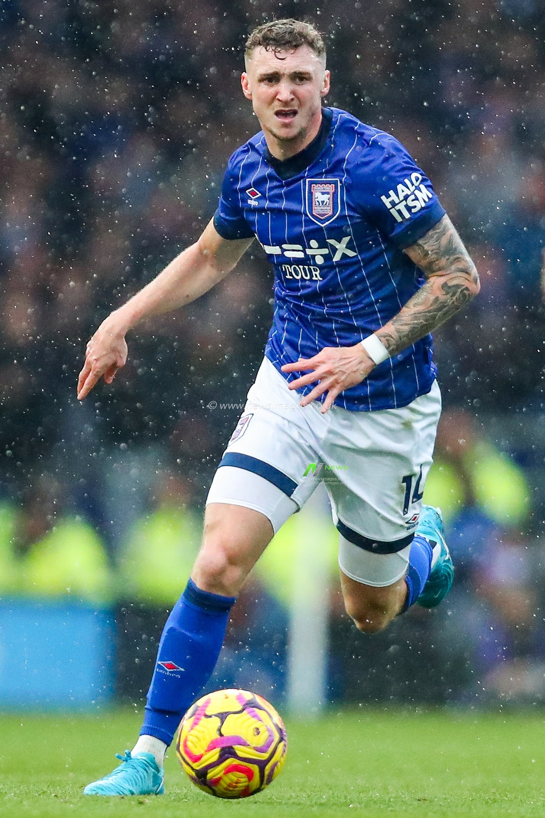 Jack Taylor of Ipswich Town runs with the ball during the Premier League match Ipswich Town vs Bournemouth at Portman Road, Ipswich, United Kingdom, 8th December 2024

(Photo by Izzy Poles/News Images)