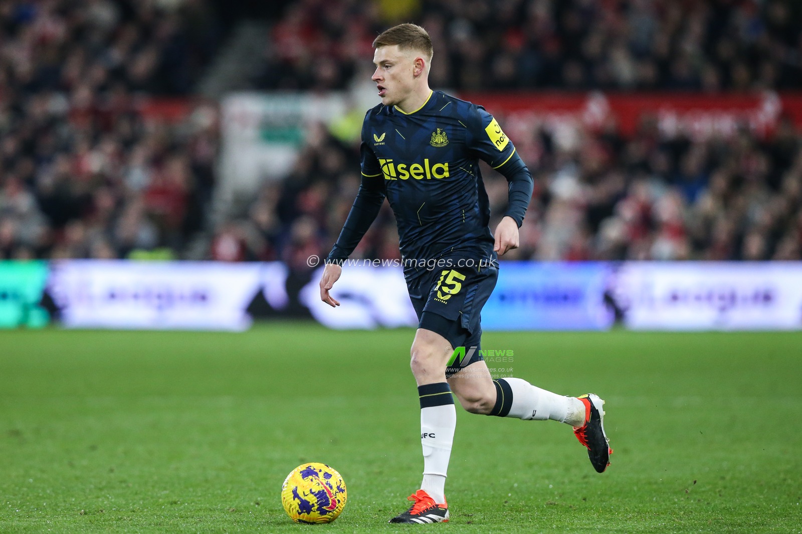 Harvey Barnes of Newcastle United goes forward with the ball during the Premier League match Nottingham Forest vs Newcastle United at City Ground, Nottingham, United Kingdom, 10th February 2024

(Photo by Gareth Evans/News Images)