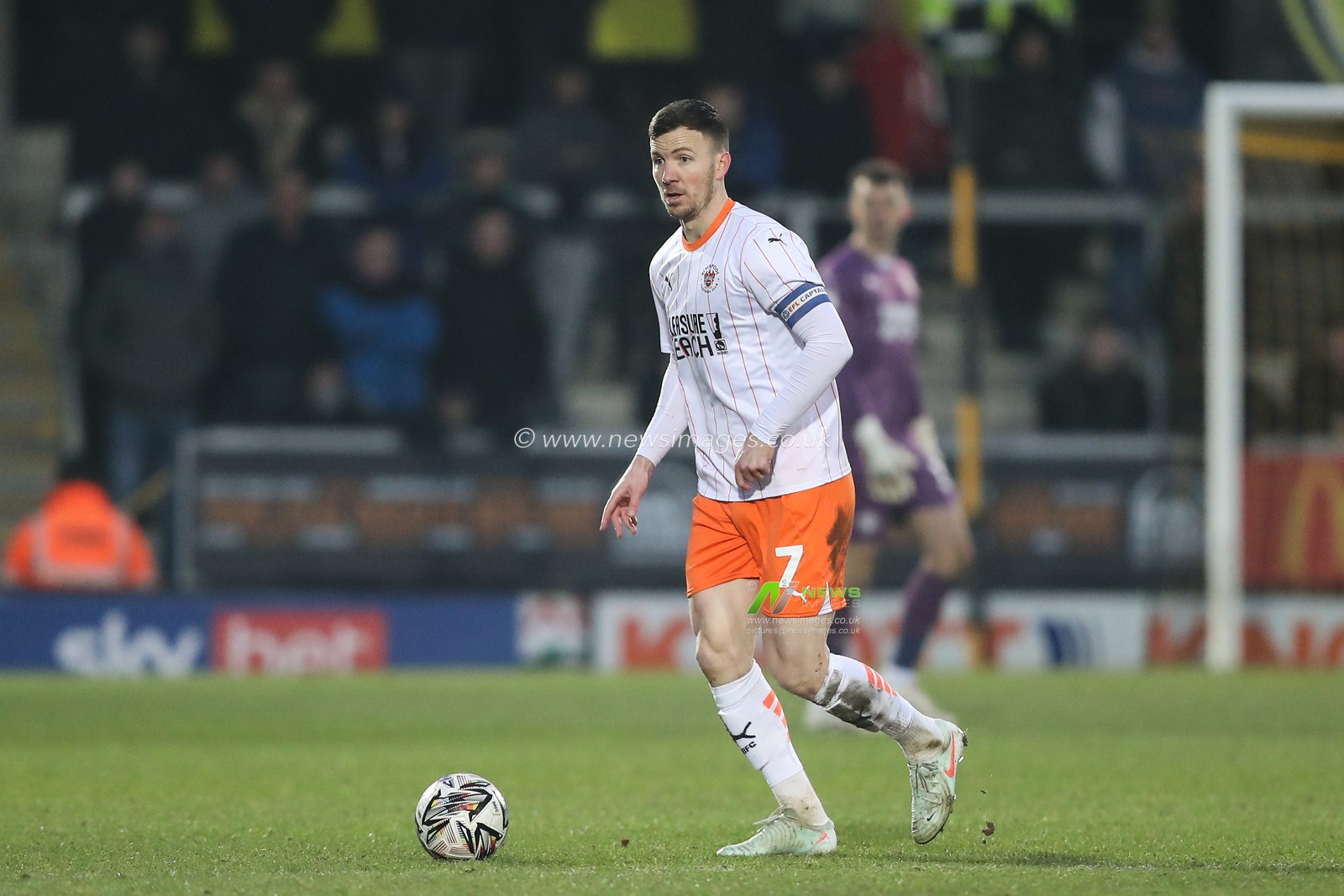 Lee Evans of Blackpool in action during the Sky Bet League 1 match Burton Albion vs Blackpool at Pirelli Stadium, Burton upon Trent, United Kingdom, 8th February 2025

(Photo by Gareth Evans/News Images)