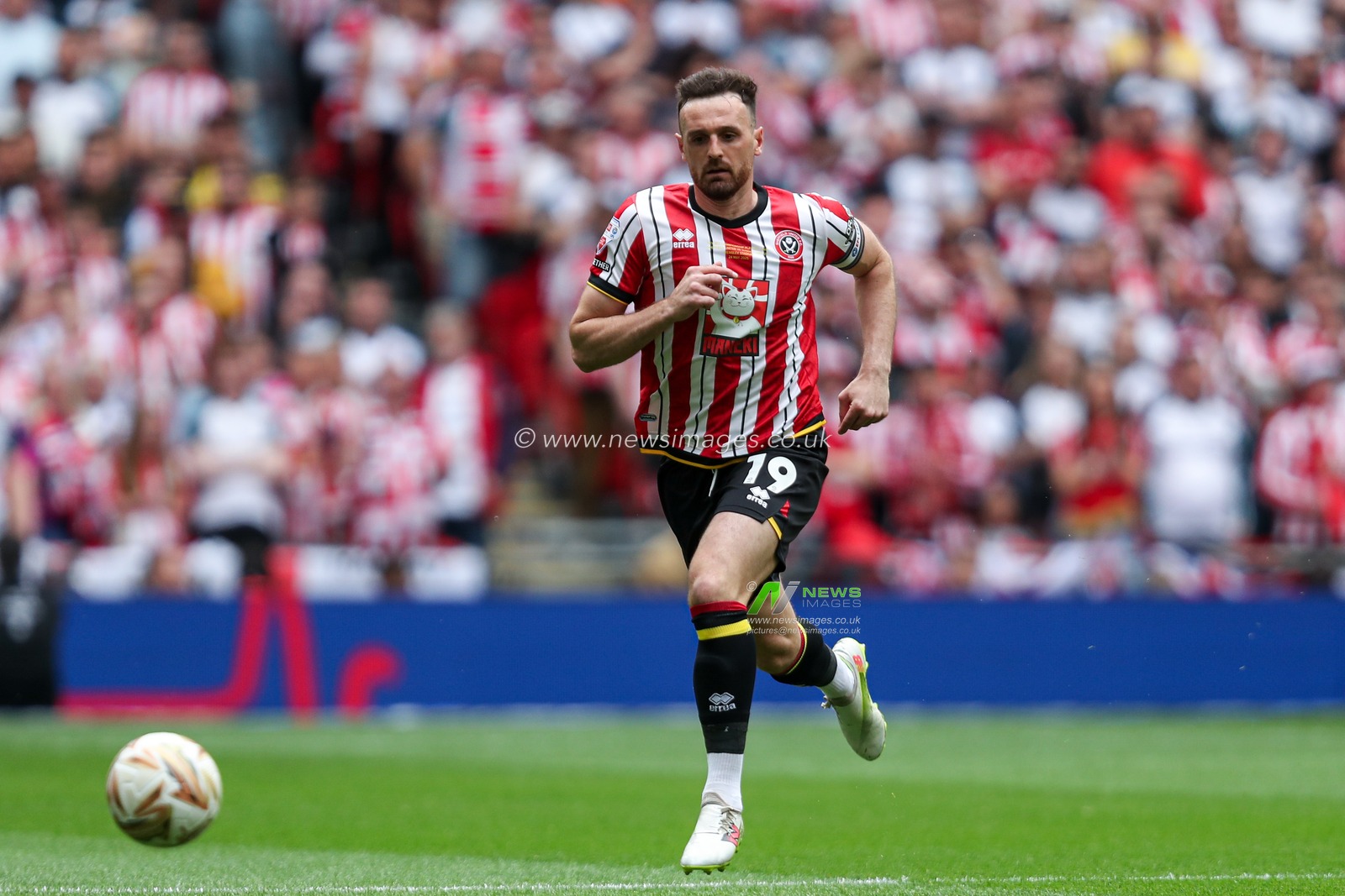 Jack Robinson of Sheffield United chases down the ball during the Sky Bet Championship Playoff Final match Sheffield United vs Sunderland at Wembley Stadium, London, United Kingdom, 24th May 2025

(Photo by Izzy Poles/News Images)