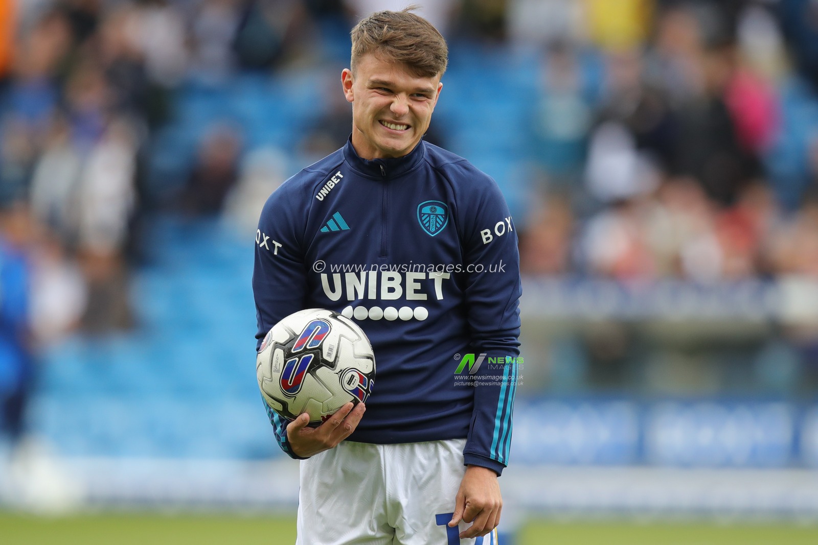 Jamie Shackleton #17 of Leeds United during the pre-game warm up ahead of the Sky Bet Championship match Leeds United vs Cardiff City at Elland Road, Leeds, United Kingdom, 6th August 2023

(Photo by James Heaton/News Images)