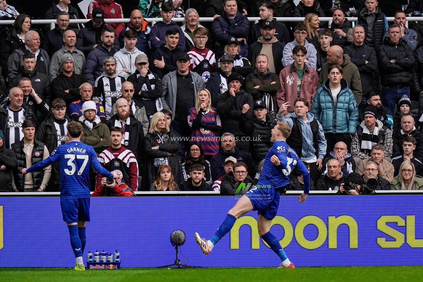 Jarrad Branthwaite of Everton celebrates his goal to make it  0-1 during the Premier League match Newcastle Untied vs Everton at St. James's Park, Newcastle, United Kingdom on 28 February 2026

(Photo by Maynard Manyowa/News Images)