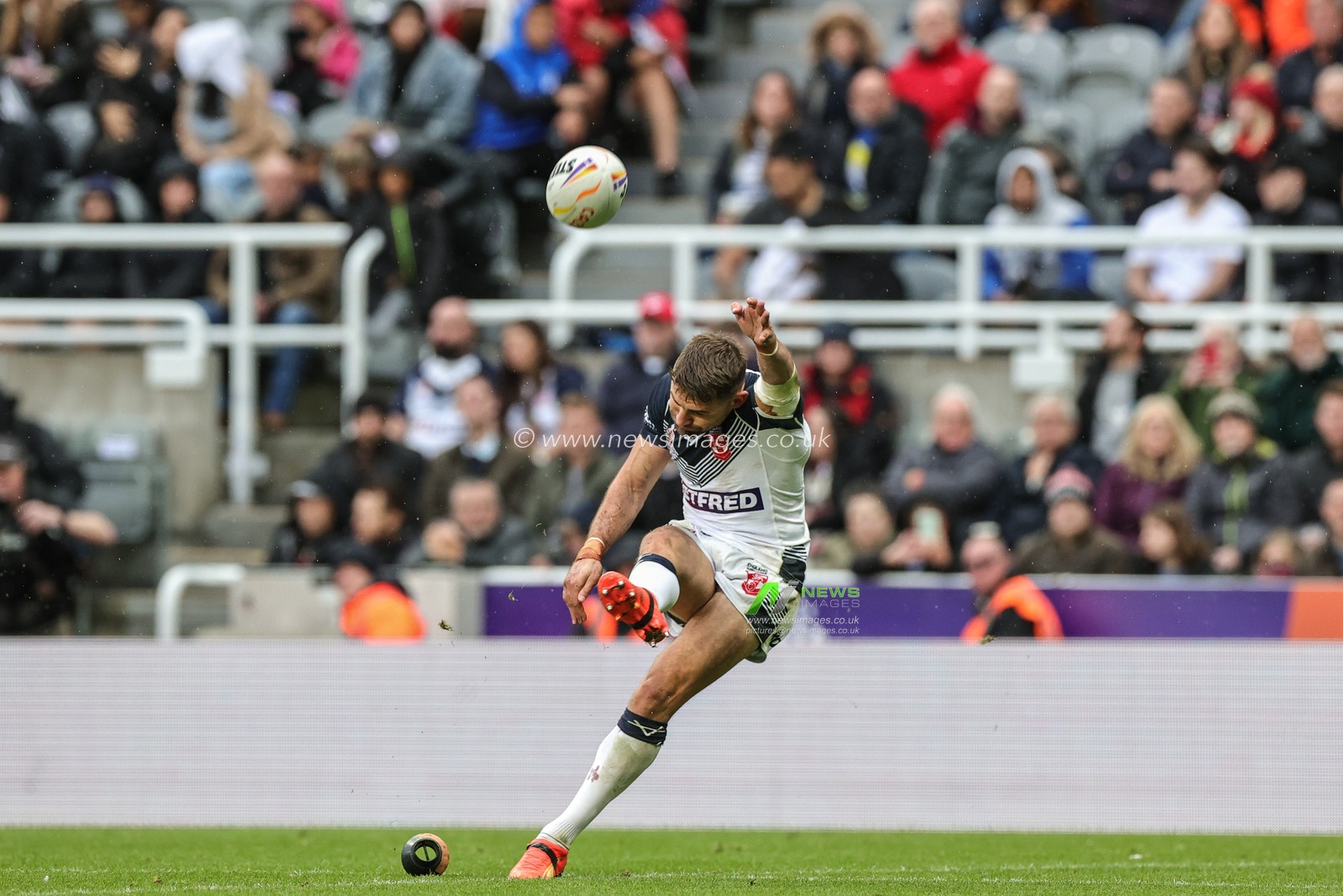 Tommy Makinson of England converts for a goal during the Rugby League World Cup 2021 match England vs Samoa at St. James's Park, Newcastle, United Kingdom, 15th October 2022

(Photo by Mark Cosgrove/News Images)