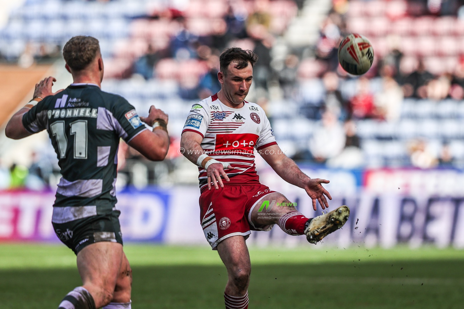 Harry Smith of Wigan Warriors kicks the ball up field during the Betfred Super League round 6 match Wigan Warriors vs Huddersfield Giants at The Brick Community Stadium, Wigan, United Kingdom on 28 March 2026

(Photo by Alfie Cosgrove/News Images)