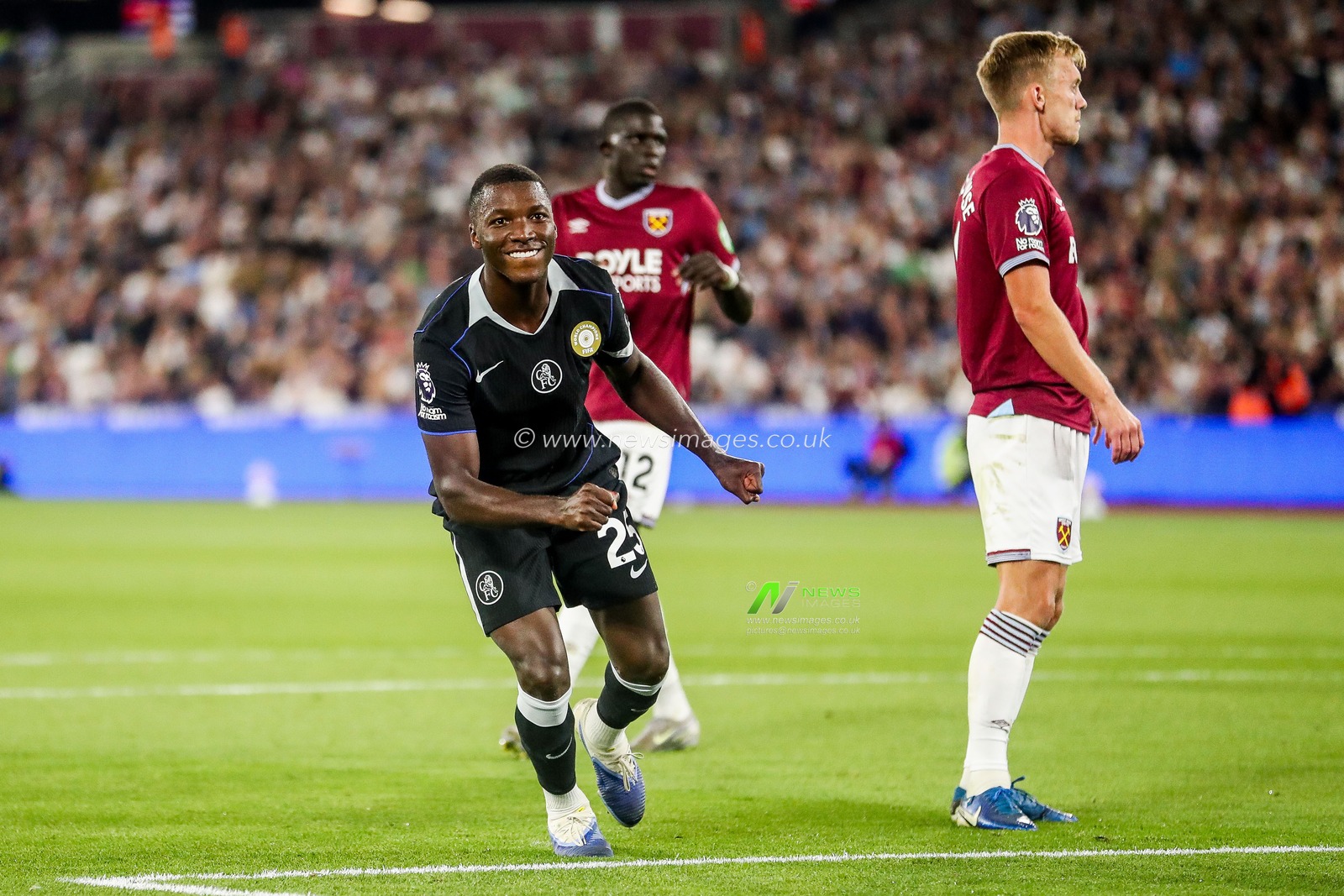 Moises Caicedo of Chelsea celebrates his goal to make it 1-4 during the Premier League match West Ham United vs Chelsea at London Stadium, London, United Kingdom, 22nd August 2025

(Photo by Izzy Poles/News Images)