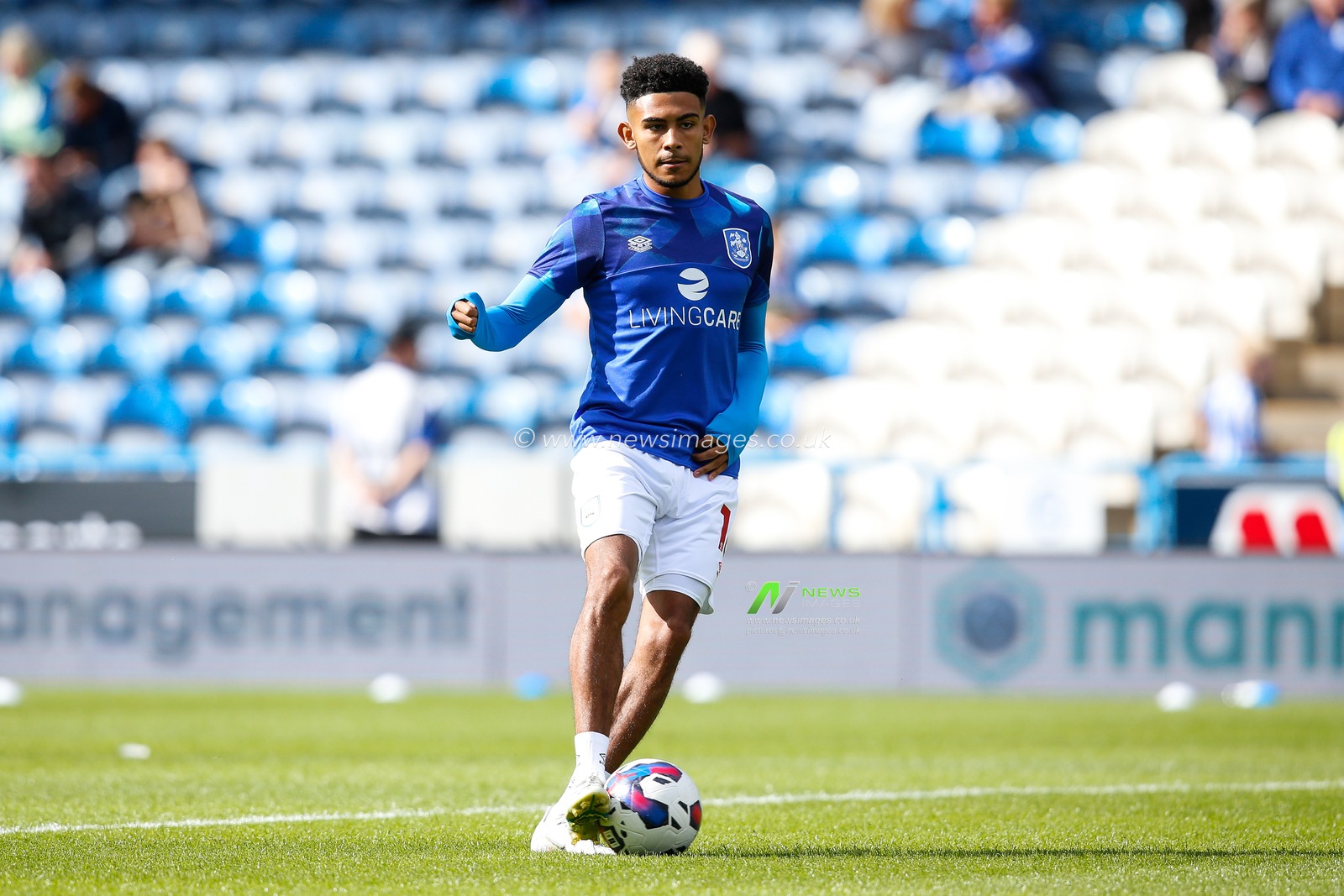 Kaine Kesler-Hayden #16 of Huddersfield Town warms up before the Sky Bet Championship match Huddersfield Town vs Cardiff City at John Smith's Stadium, Huddersfield, United Kingdom, 17th September 2022

(Photo by Ben Early/News Images)