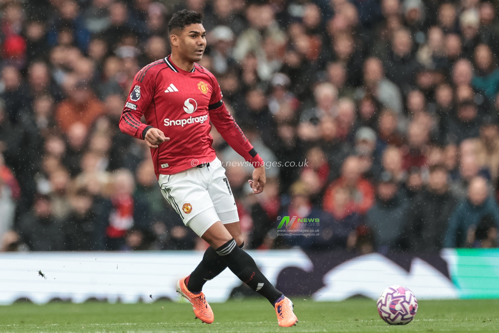 Casemiro of Manchester United passes the ball during the Premier League match Manchester United vs Sunderland at Old Trafford, Manchester, United Kingdom, 4th October 2025

(Photo by Mark Cosgrove/News Images)