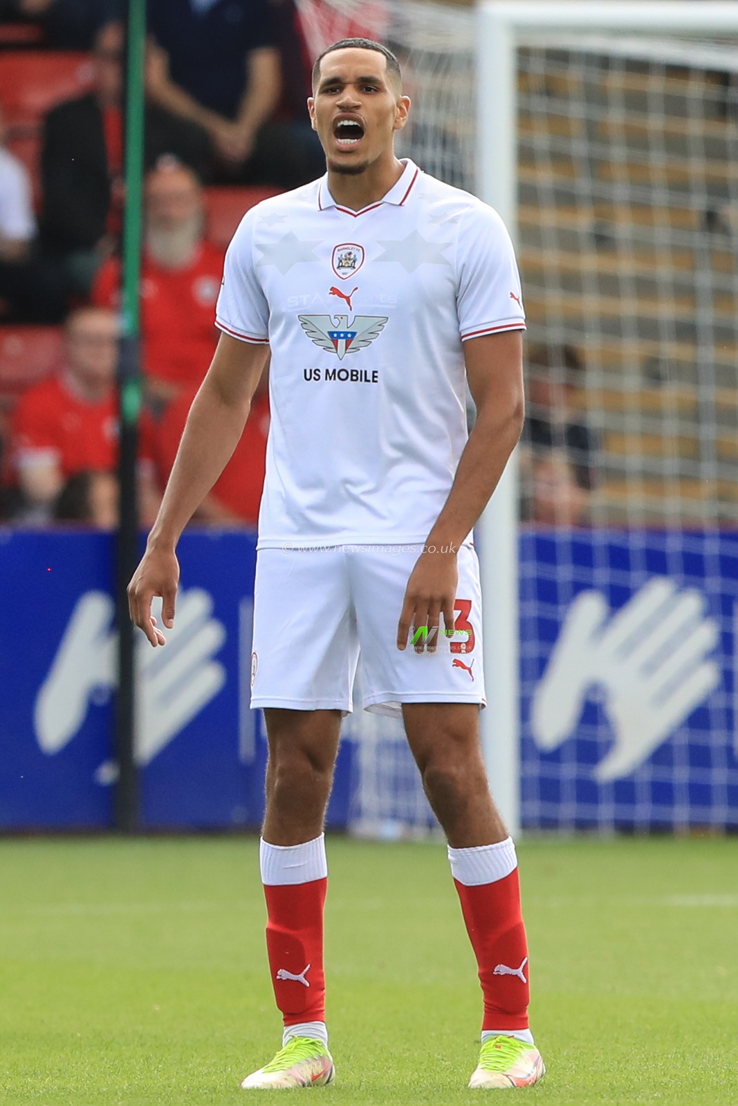 Jon Russell #3 of Barnsley instructing his teammates during the Sky Bet League 1 match Cheltenham Town vs Barnsley at The Jonny-Rocks Stadium, Cheltenham, United Kingdom, 2nd September 2023

(Photo by Alfie Cosgrove/News Images)