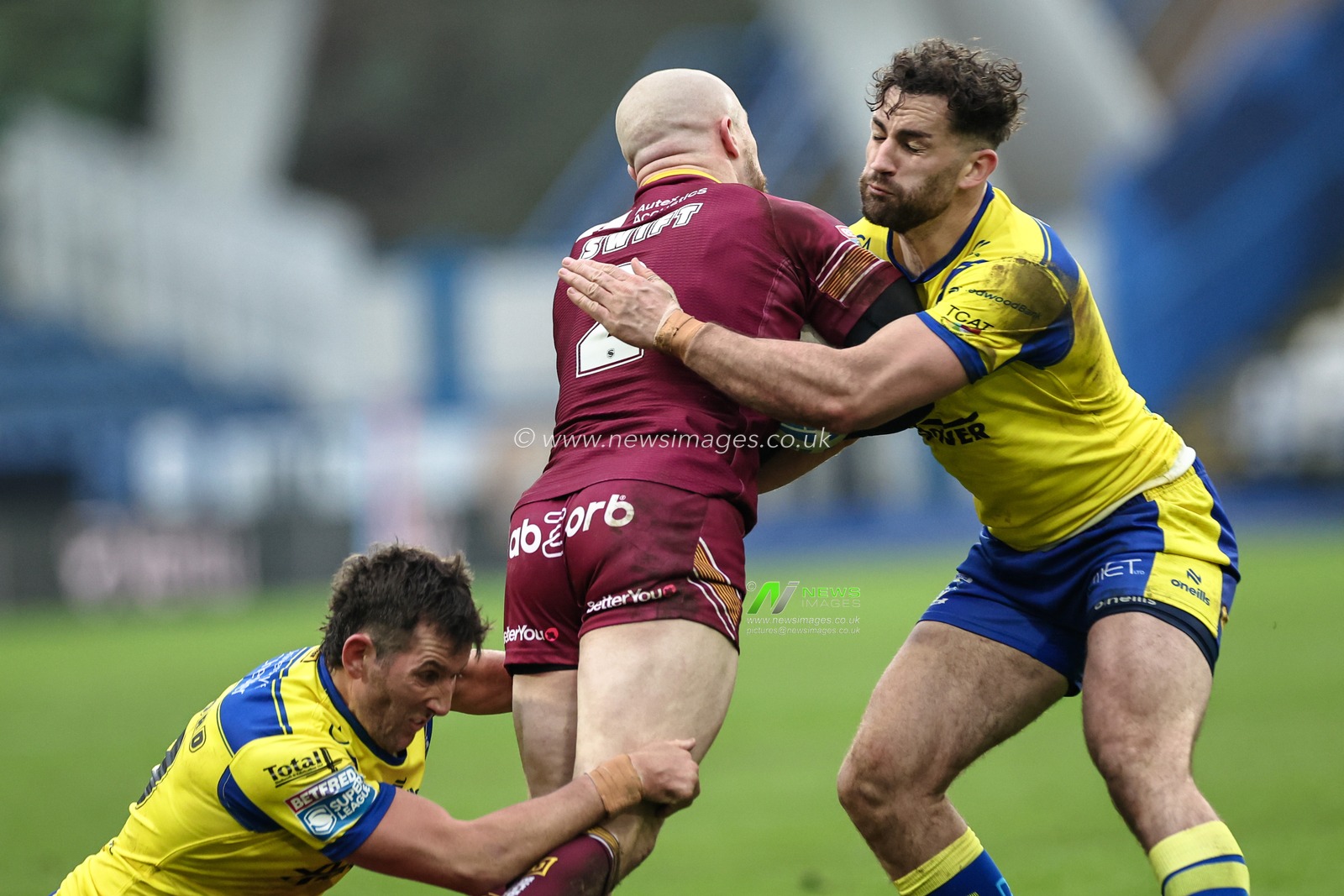 Adam Swift of Huddersfield Giants is tackled by Stefan Ratchford and Toby King of Warrington Wolves during the Betfred Super League Round 1 match Huddersfield Giants vs Warrington Wolves at John Smith's Stadium, Huddersfield, United Kingdom, 16th February 2025

(Photo by Mark Cosgrove/News Images)