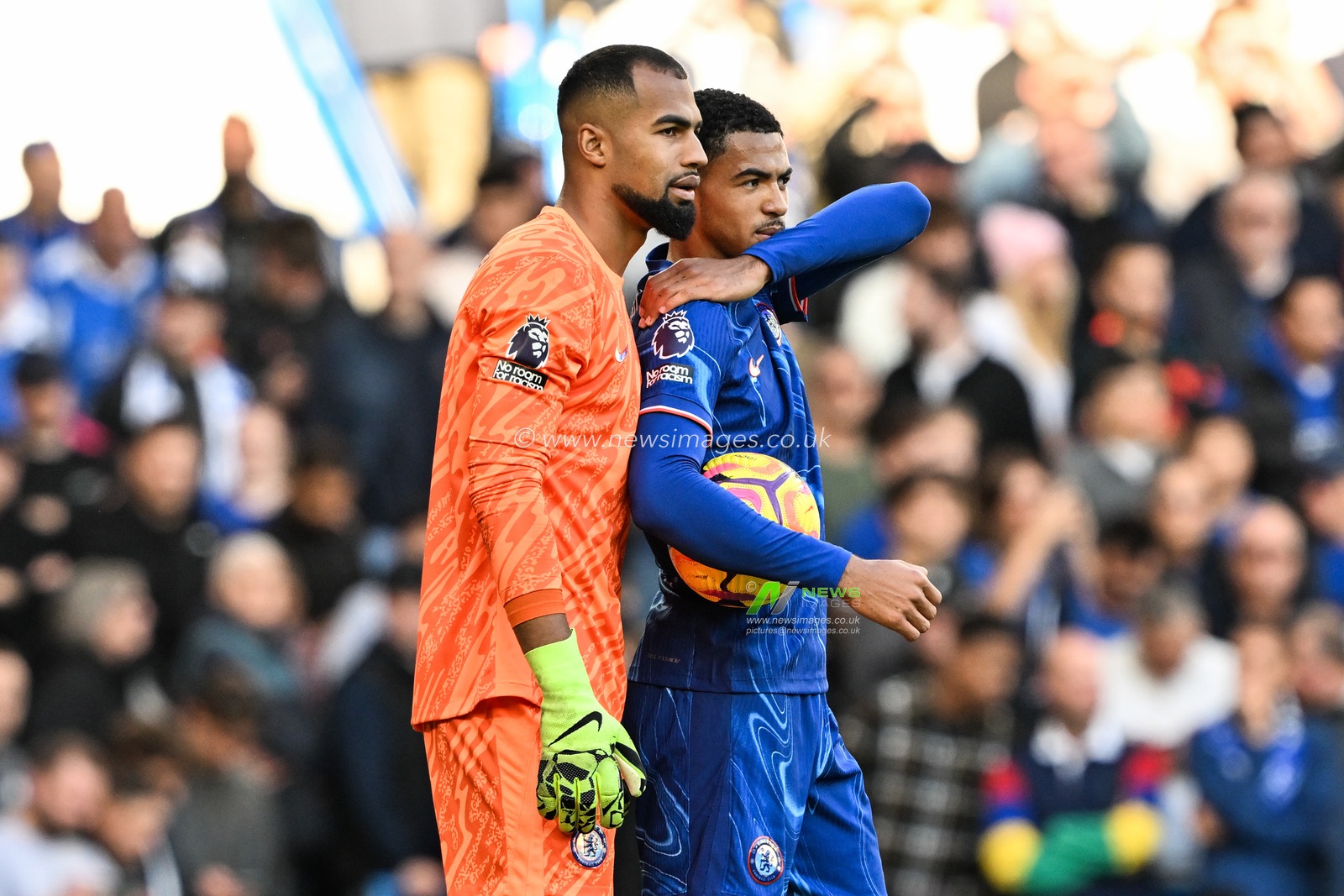 Robert SÃ¡nchez of Chelsea talks to Levi Colwill of Chelsea during the Premier League match Chelsea vs Newcastle United at Stamford Bridge, London, United Kingdom, 27th October 2024

(Photo by Cody Froggatt/News Images)