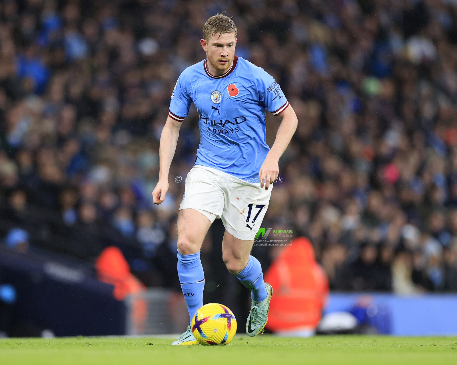 Kevin De Bruyne #17 of Manchester City controls the ball during the Premier League match Manchester City vs Fulham at Etihad Stadium, Manchester, United Kingdom, 5th November 2022

(Photo by Conor Molloy/News Images)