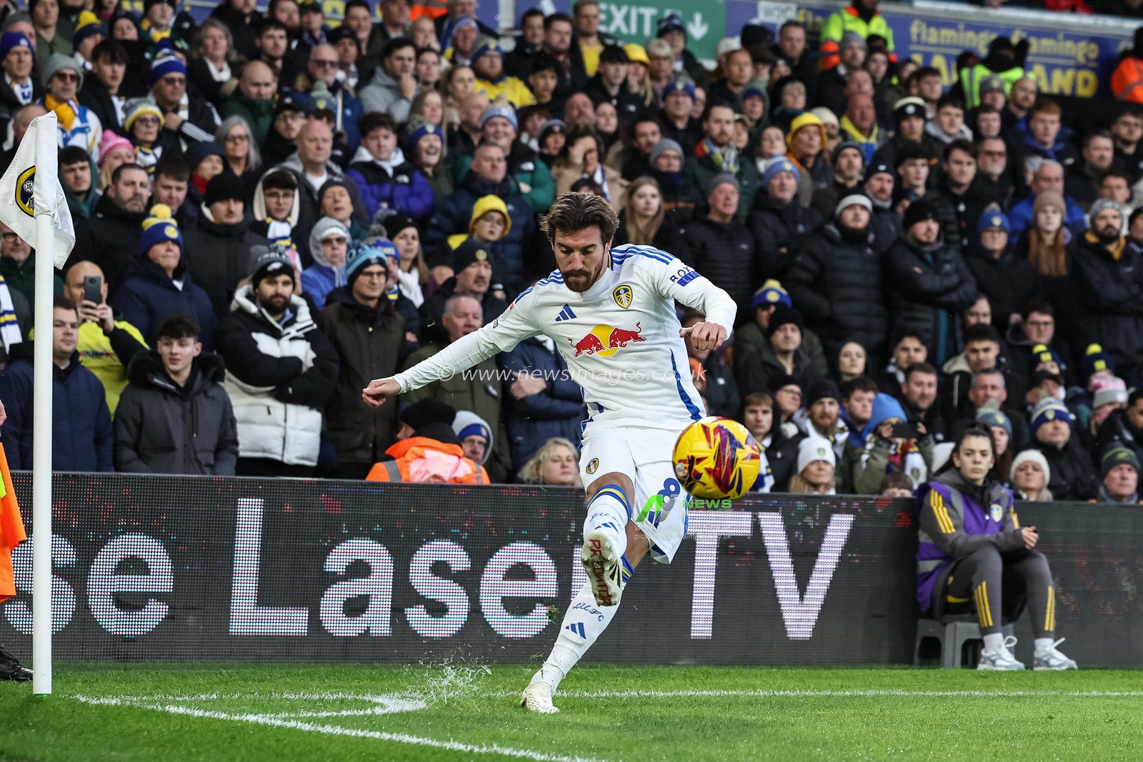Joe Rothwell of Leeds United takes a corner during the Sky Bet Championship match Leeds United vs Blackburn Rovers at Elland Road, Leeds, United Kingdom, 1st January 2025

(Photo by Mark Cosgrove/News Images)