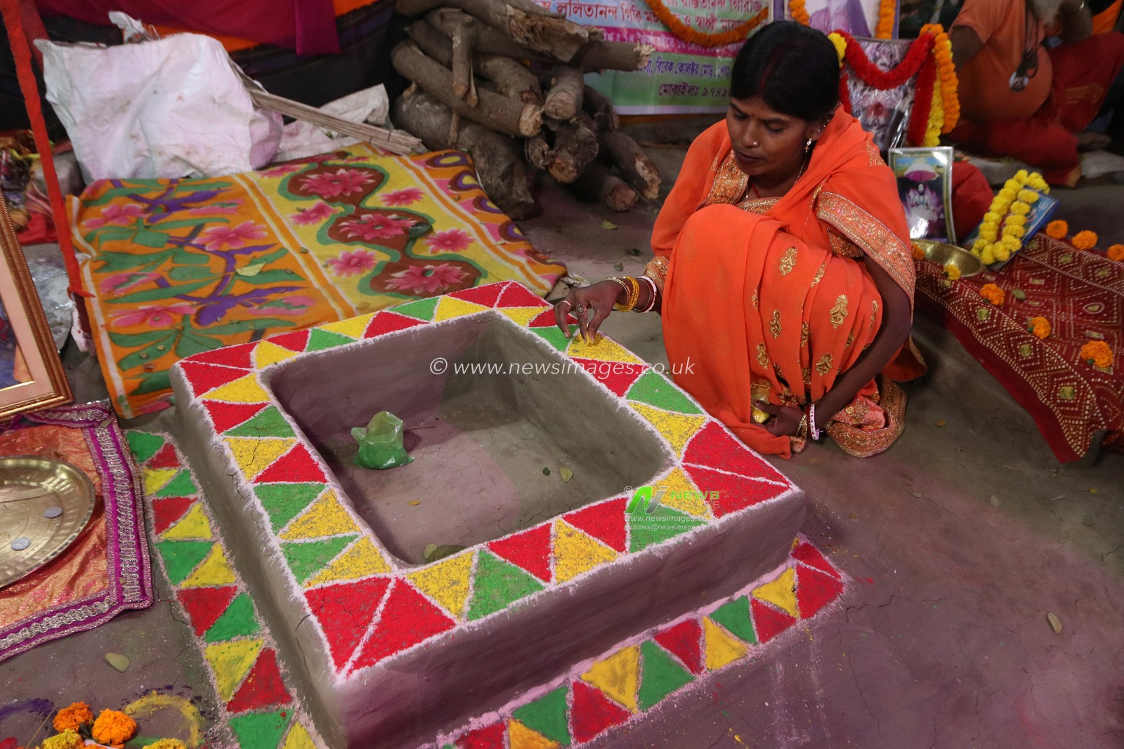 A devote preparation Color rangoli at a transit camp for the upcoming auspicious Hindu religious festival Gangasagar Mela, in Kolkata,India on January 7, 2025.Pictures by Debajyoti Chakraborty.(Photo: Debajyoti Chakraborty/News Images)