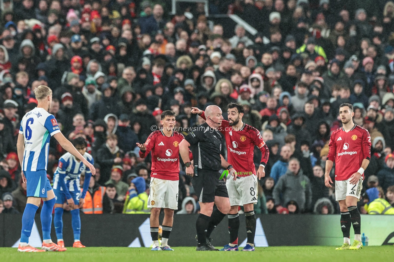 Referee Simon Hooper gives a red card to Shea Lacey of Manchester Untied during the Emirates FA Cup Third Round match Manchester United vs Brighton and Hove Albion at Old Trafford, Manchester, United Kingdom, 11th January 2026

(Photo by Mark Cosgrove/News Images)