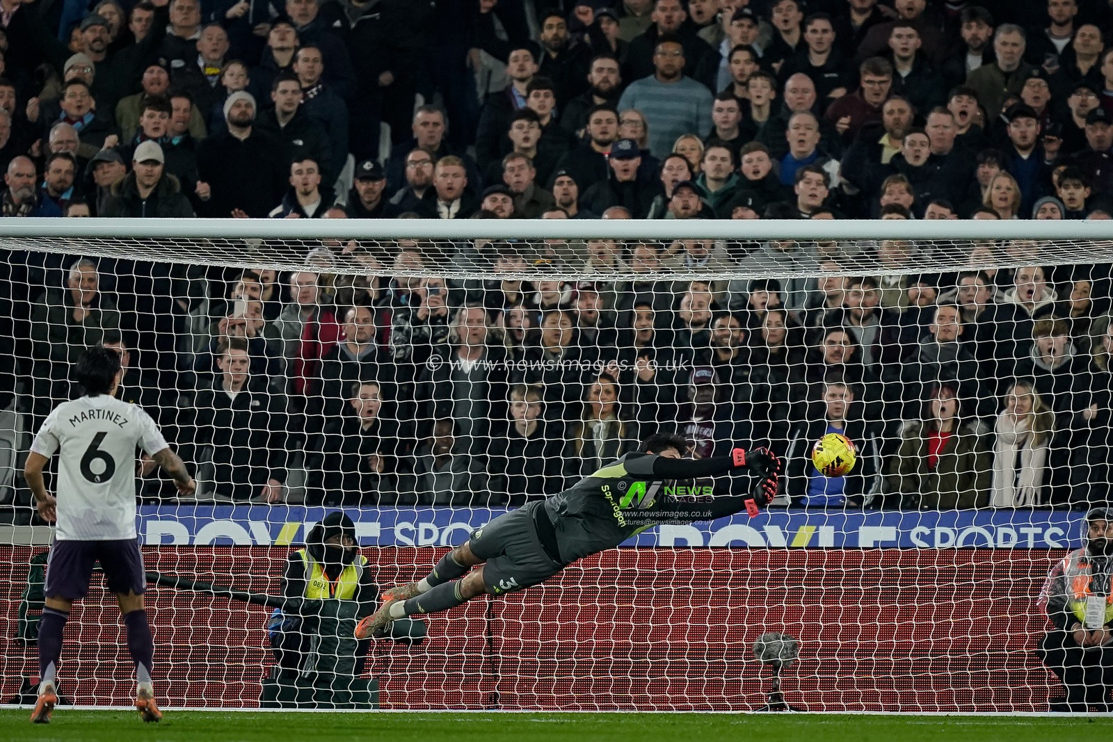 Manchester United goalkeeper Senne Lammens makes a diving  save during the Premier League match West Ham United vs Manchester United at London Stadium, London, United Kingdom on 10 February 2026

(Photo by Maynard Manyowa/News Images)