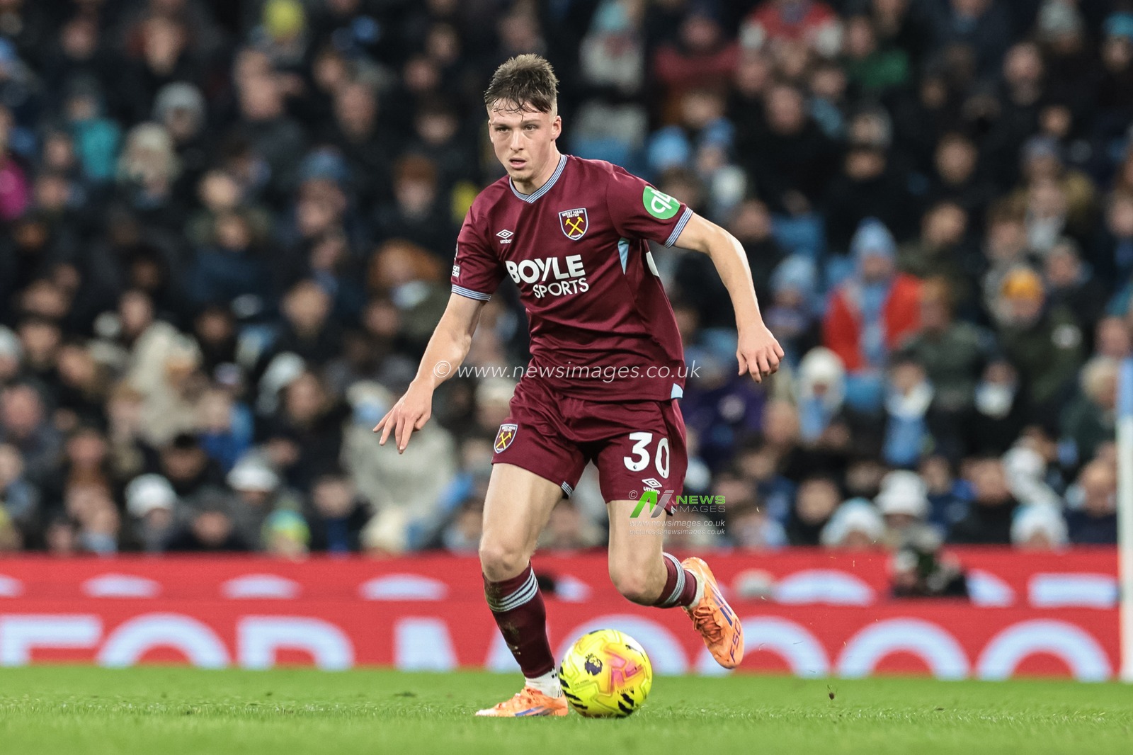 Oliver Scarles of West Ham United breaks with the ball during the Premier League match Manchester City vs West Ham United at Etihad Stadium, Manchester, United Kingdom, 20th December 2025

(Photo by Mark Cosgrove/News Images)

*** GER AUT SUI OUT ***