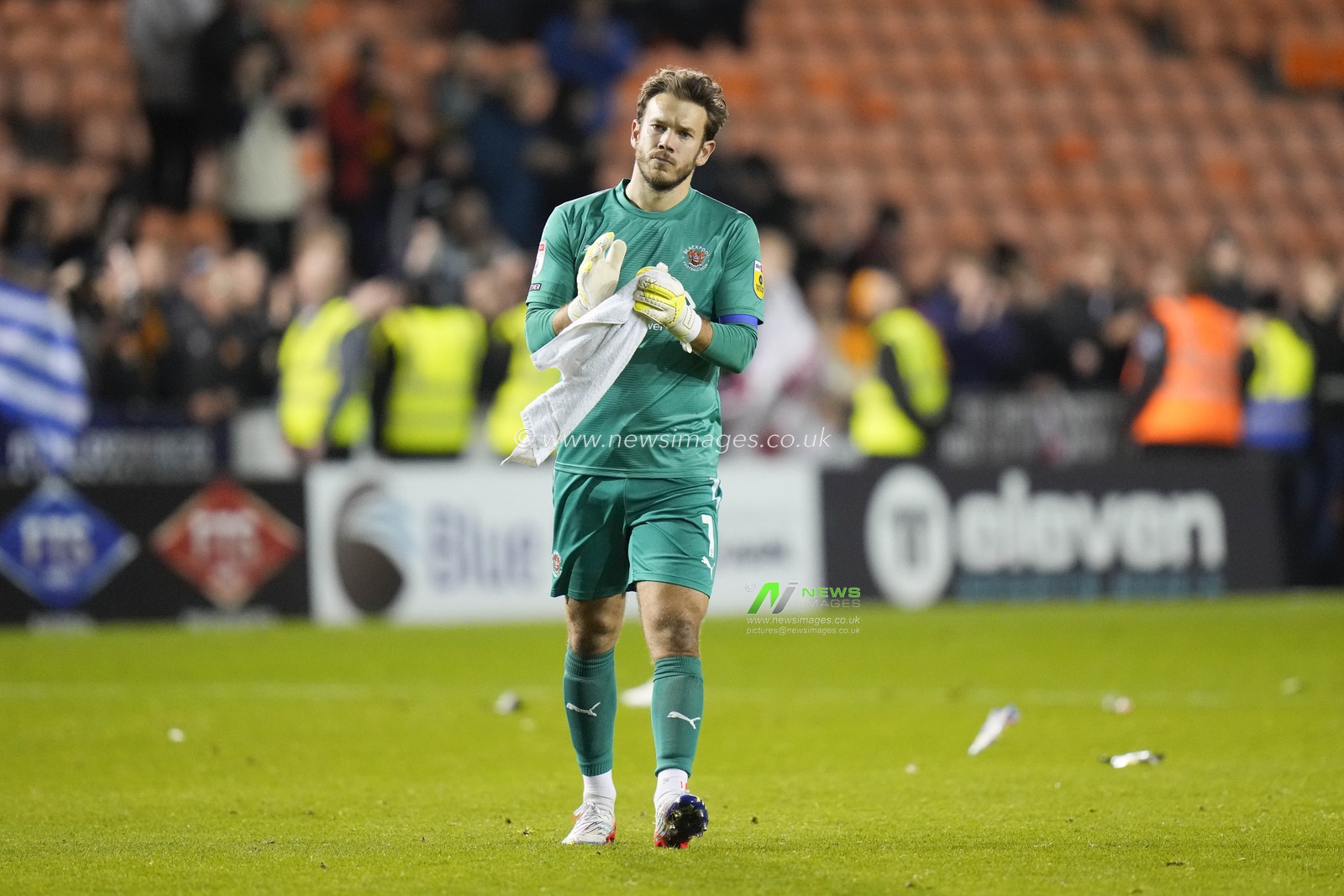 Chris Maxwell #1 of Blackpool salutes the fans after during the Sky Bet Championship match Blackpool vs Hull City at Bloomfield Road, Blackpool, United Kingdom, 19th October 2022

(Photo by Steve Flynn/News Images)