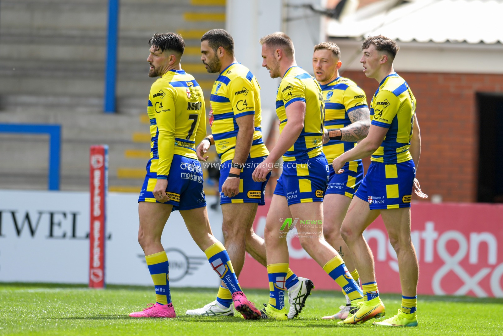 Ben Currie (11) of Warrington Wolves celebrates scoring a try with his team mates to make it 10-6