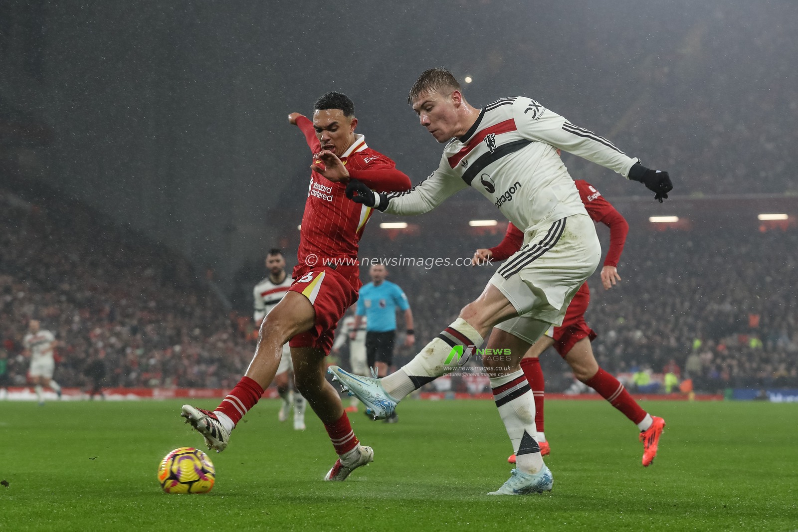Rasmus HÃ¸jlund of Manchester United crosses the ball as Trent Alexander-Arnold of Liverpool fails to block the ball during the Premier League match Liverpool vs Manchester United at Anfield, Liverpool, United Kingdom, 5th January 2025

(Photo by Gareth Evans/News Images)