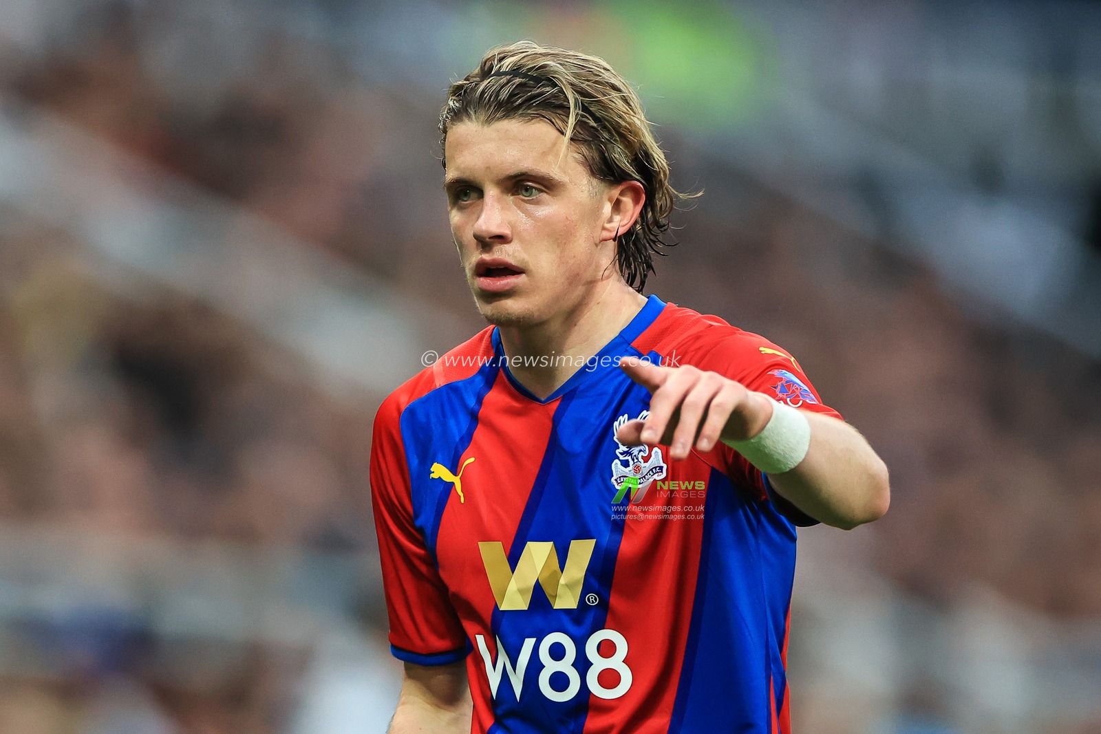 Conor Gallagher #23 of Crystal Palace gives his team instructions
