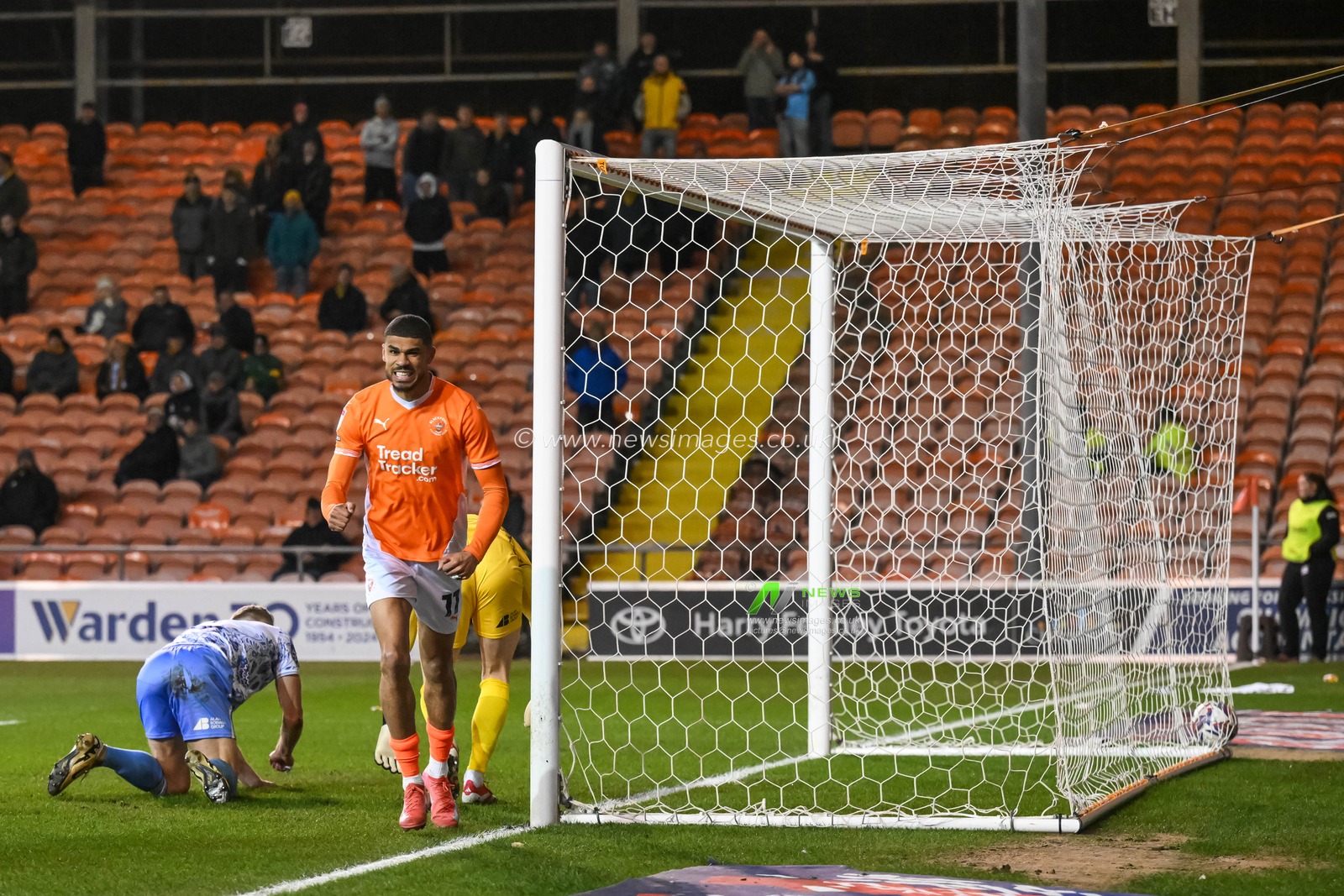 Ashley Fletcher of Blackpool celebrates his goal to make it 1-1 during the Sky Bet League 1 match Blackpool vs Cambridge United at Bloomfield Road, Blackpool, United Kingdom, 11th March 2025

(Photo by Craig Thomas/News Images)