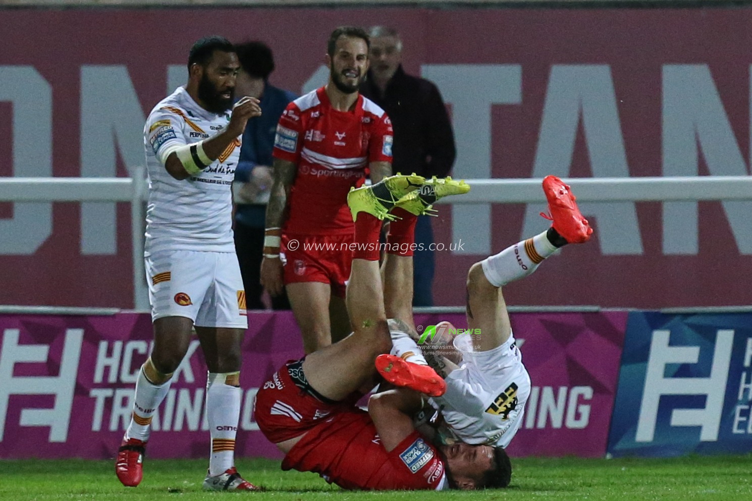 Brad Takairangi (11) of Hull KR and Sam Tomkins (29) of Catalans Dragons battle for the ball