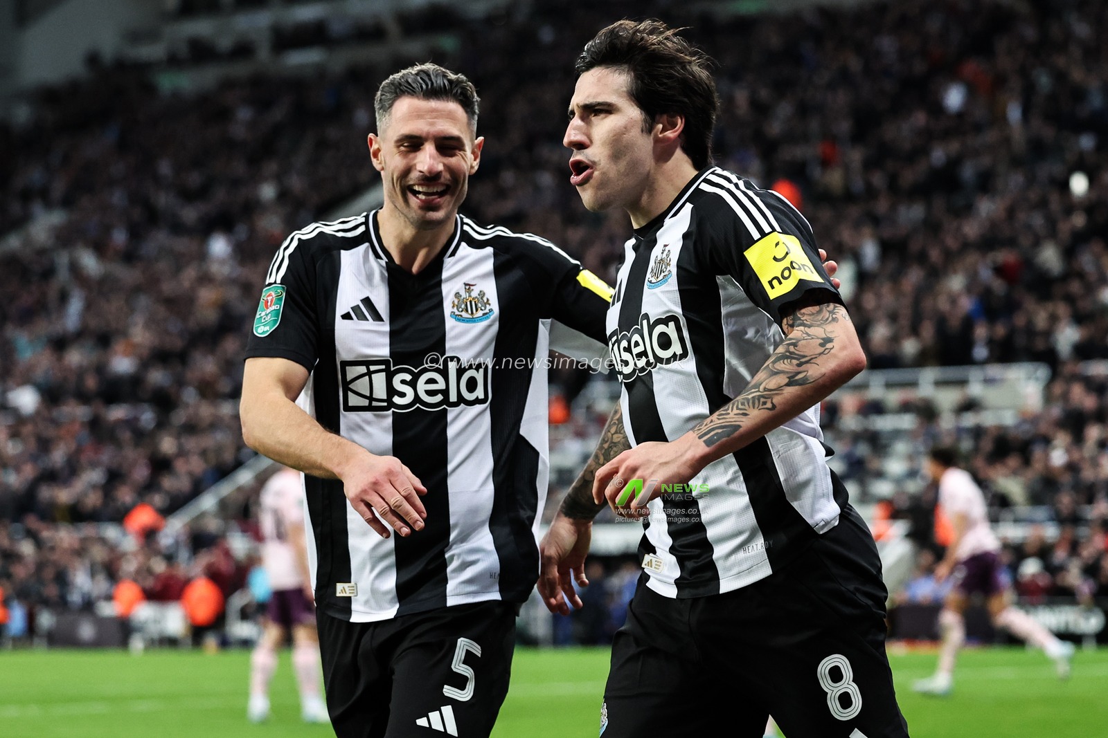 Sandro Tonali of Newcastle United celebrates his goal to make it 2-0 during the Carabao Cup Quarter Final Newcastle United vs Brentford at St. James's Park, Newcastle, United Kingdom, 18th December 2024

(Photo by Mark Cosgrove/News Images)