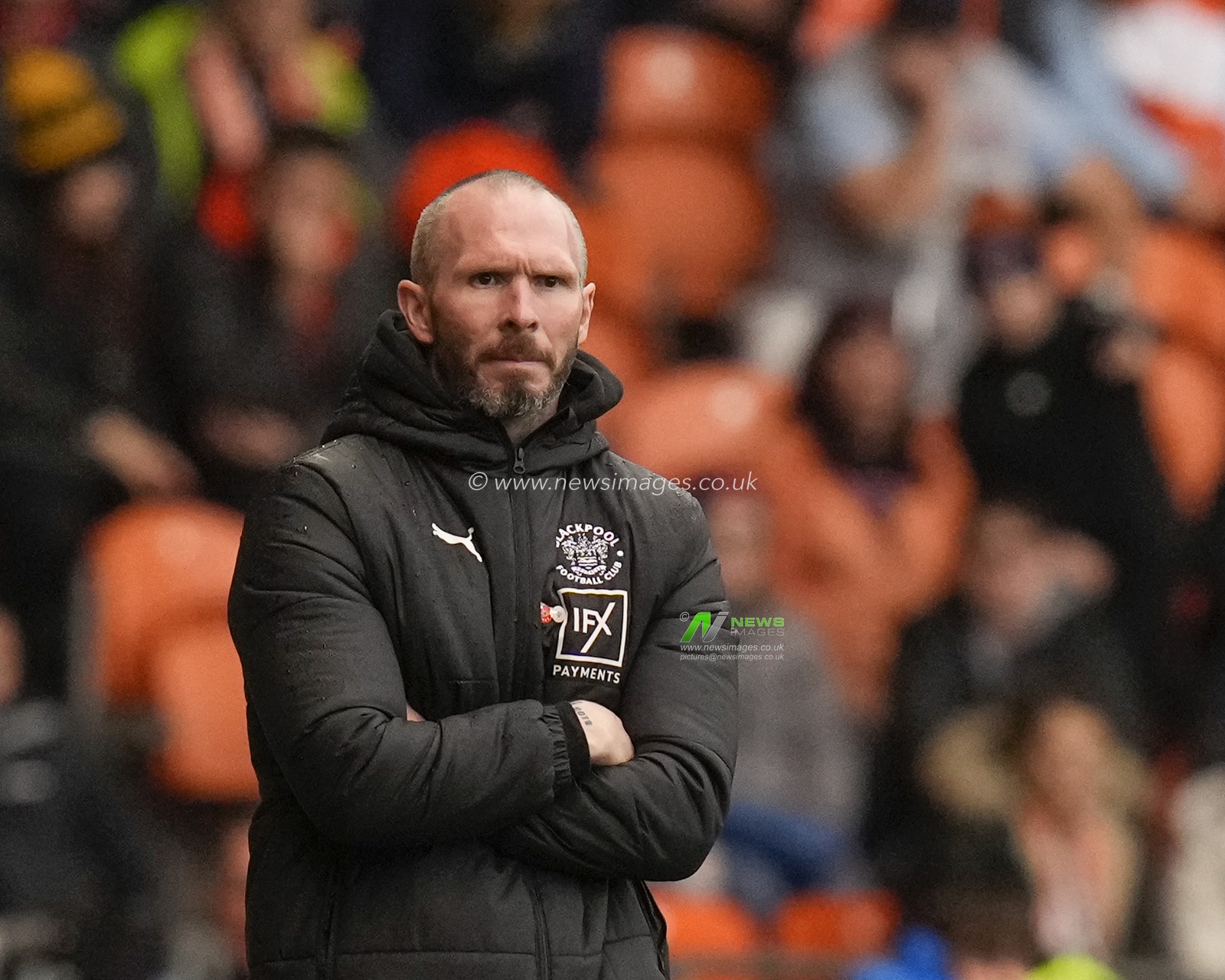 Michael Appleton Manager of Blackpool watches on during the Sky Bet Championship match Blackpool vs Luton Town at Bloomfield Road, Blackpool, United Kingdom, 5th November 2022

(Photo by Steve Flynn/News Images)