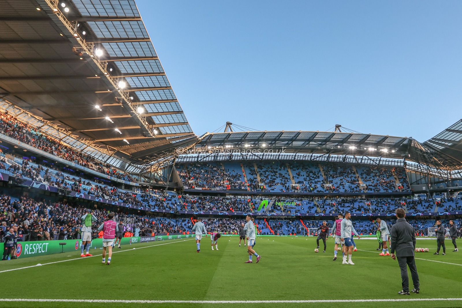 The Manchester City team warm up during the UEFA Champions League Quarter Final Manchester City vs Real Madrid at Etihad Stadium, Manchester, United Kingdom, 17th April 2024

(Photo by Mark Cosgrove/News Images)