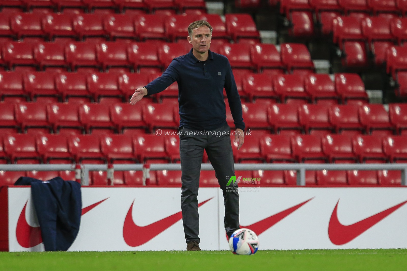 Phil Parkinson, manager of Sunderland gives his team instructions