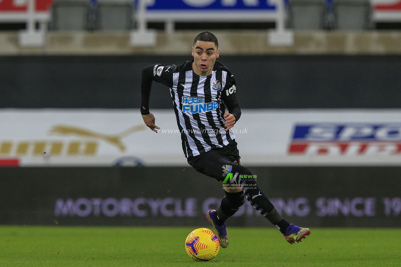 Miguel AlmirÃ³n #24 of Newcastle United in possession of the ball
