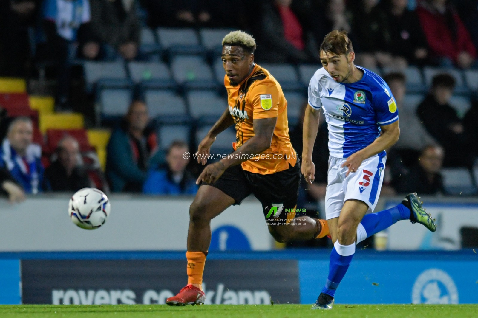 Mallik Wilks #7 of Hull City runs forward with the ball