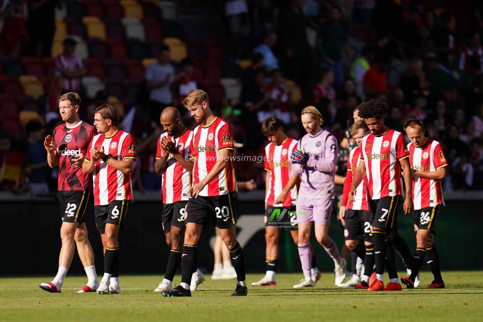 Brentford players at full time during the Premier League match Brentford vs Sunderland at GTECH Community Stadium, London, United Kingdom on 05 September 2026

(Photo by Harvey Murphy/News Images)