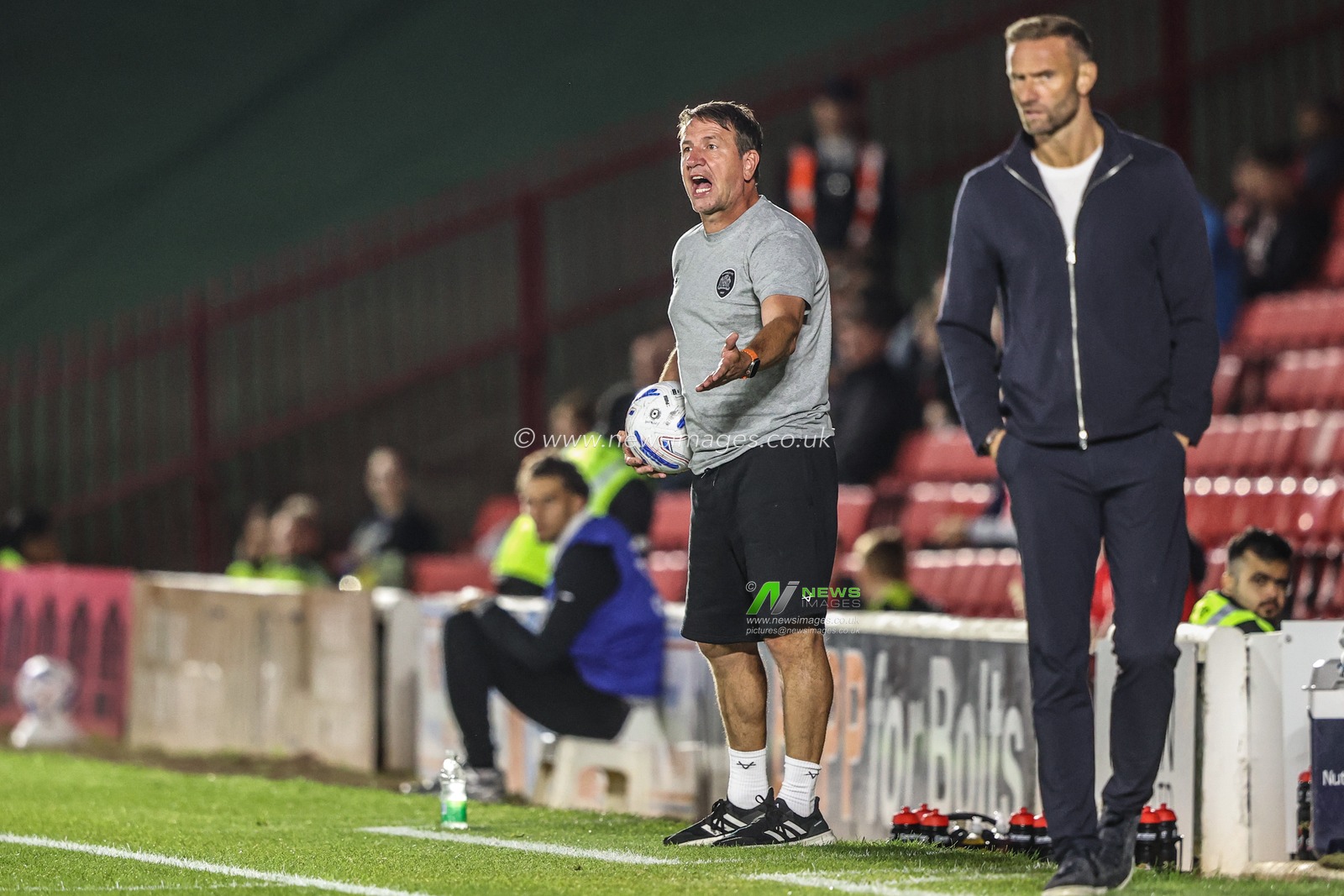 Daniel Stendel manager of Barnsley gives his team instructions during the Sky Bet League One match Barnsley vs Blackpool at Oakwell, Barnsley, United Kingdom on 02 September 2026

(Photo by Alfie Cosgrove/News Images)