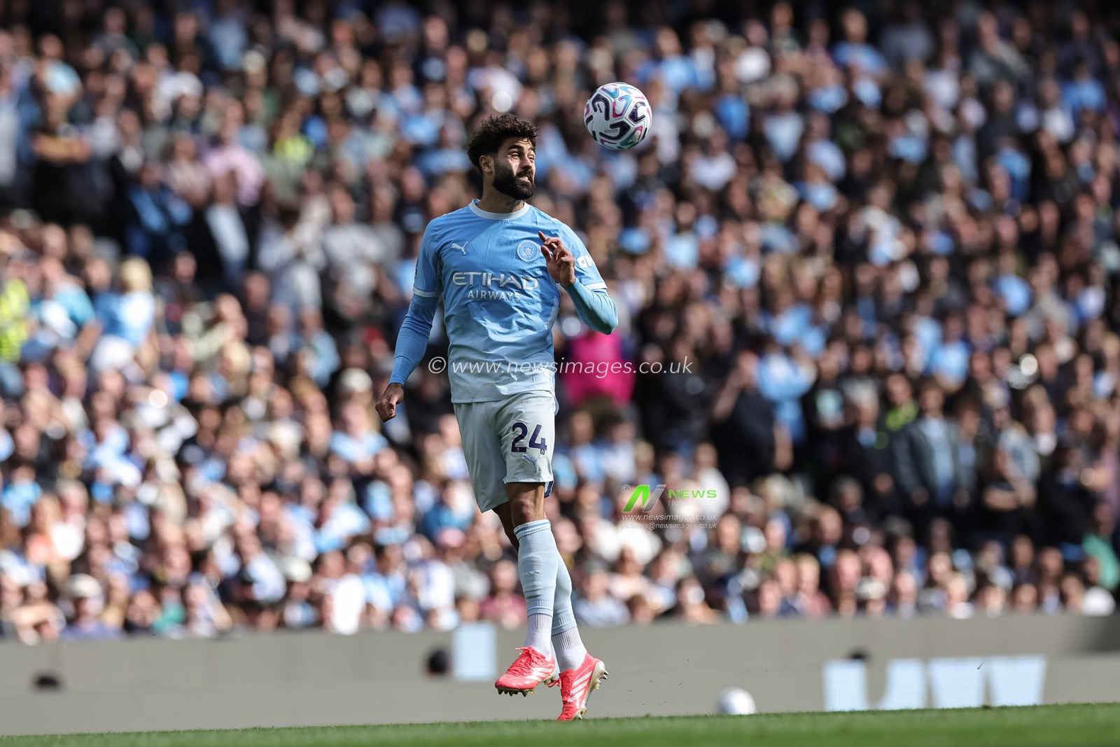 Josko Gvardiol of Manchester City jumps up to win the high ball during the Premier League match Manchester City vs Coventry City at Etihad Stadium, Manchester, United Kingdom on 05 September 2026

(Photo by Mark Cosgrove/News Images)