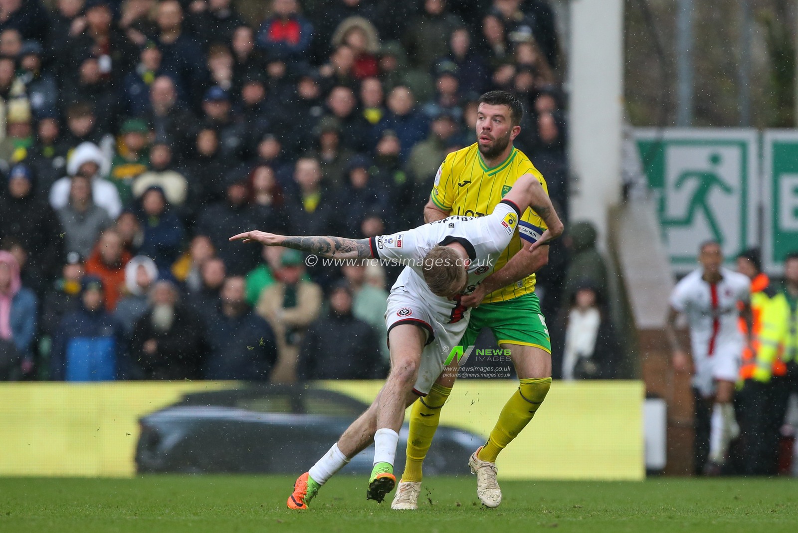 Oliver McBurnie #9 of Sheffield United is pulled down by Grant Hanley #5 of Norwich City during the Sky Bet Championship match Norwich City vs Sheffield United at Carrow Road, Norwich, United Kingdom, 1st April 2023

(Photo by Arron Gent/News Images)