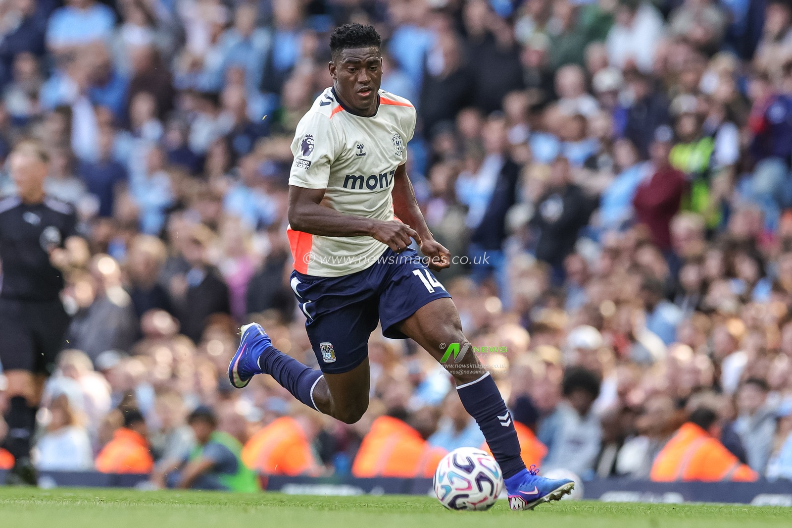 Taiwo Awoniyi of Coventry City breaks with the ball during the Premier League match Manchester City vs Coventry City at Etihad Stadium, Manchester, United Kingdom on 05 September 2026

(Photo by Mark Cosgrove/News Images)