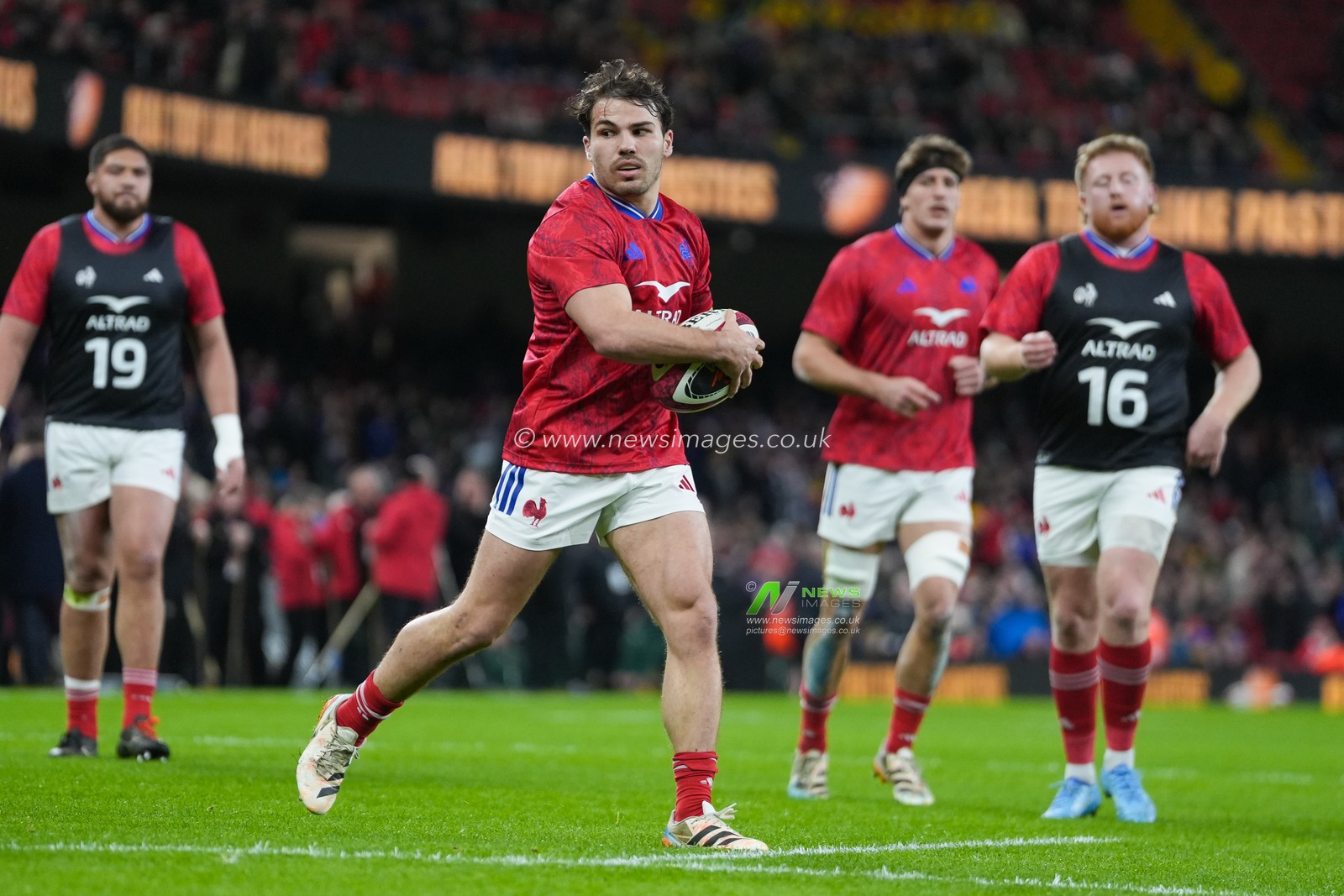 Antoine Dupont of France warms up,during the Guinness Six Nations match Wales vs France at Principality Stadium, Cardiff, United Kingdom, 15th February 2026

(Photo by Andrew Lewis/News Images)