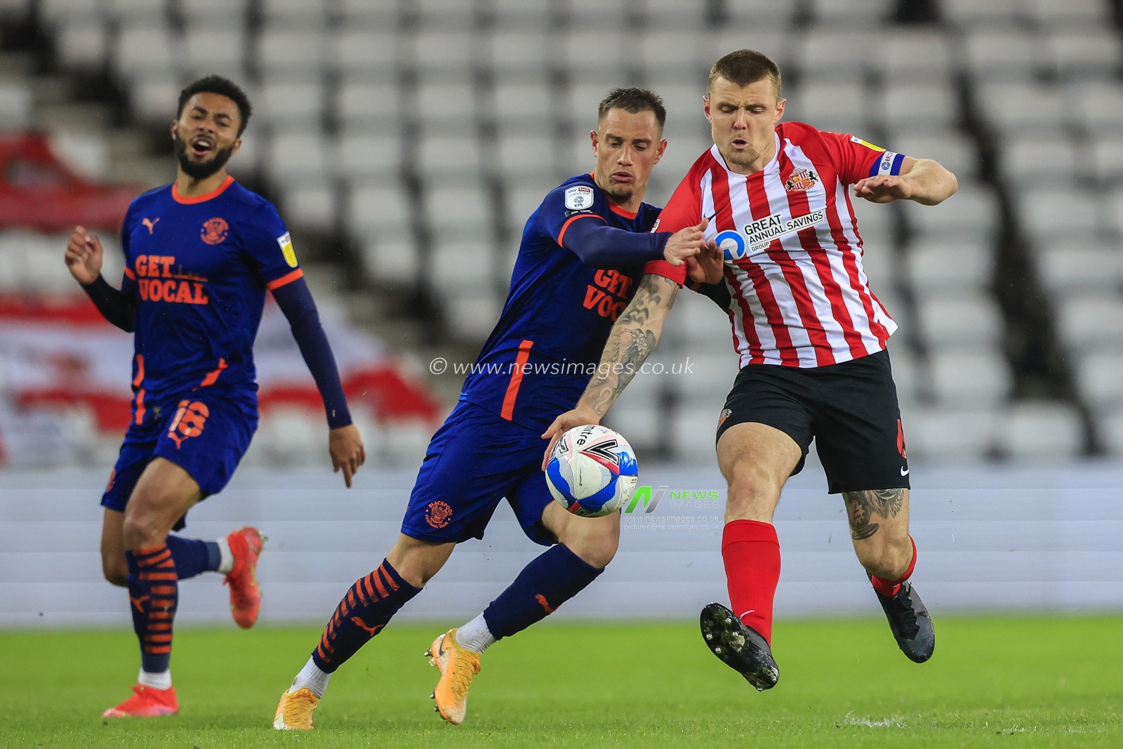 Jerry Yates #9 of Blackpool battles for possession with Max Power #6 of Sunderland